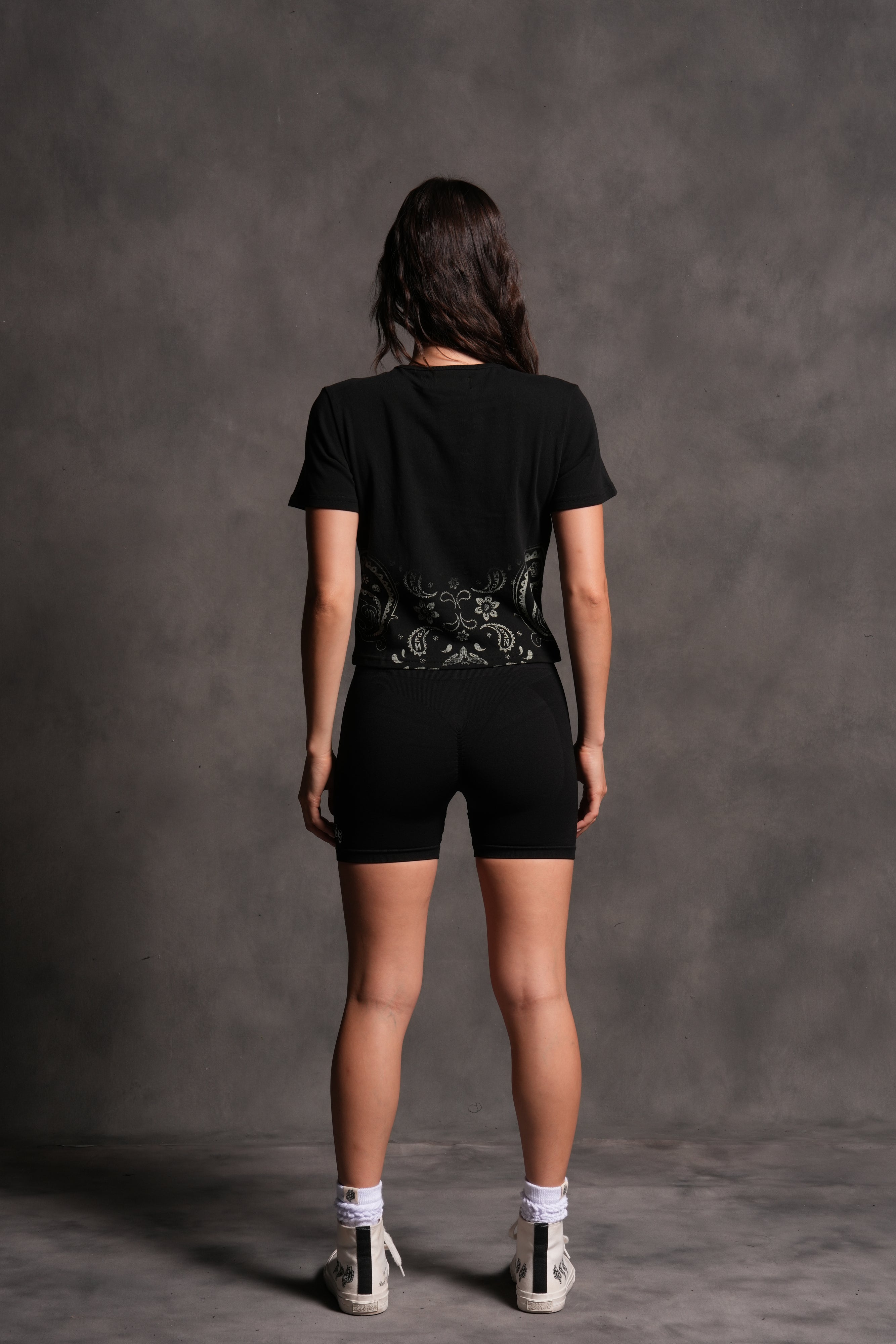 Faded Paisley "Timeless" Tee in Black — imagem 4