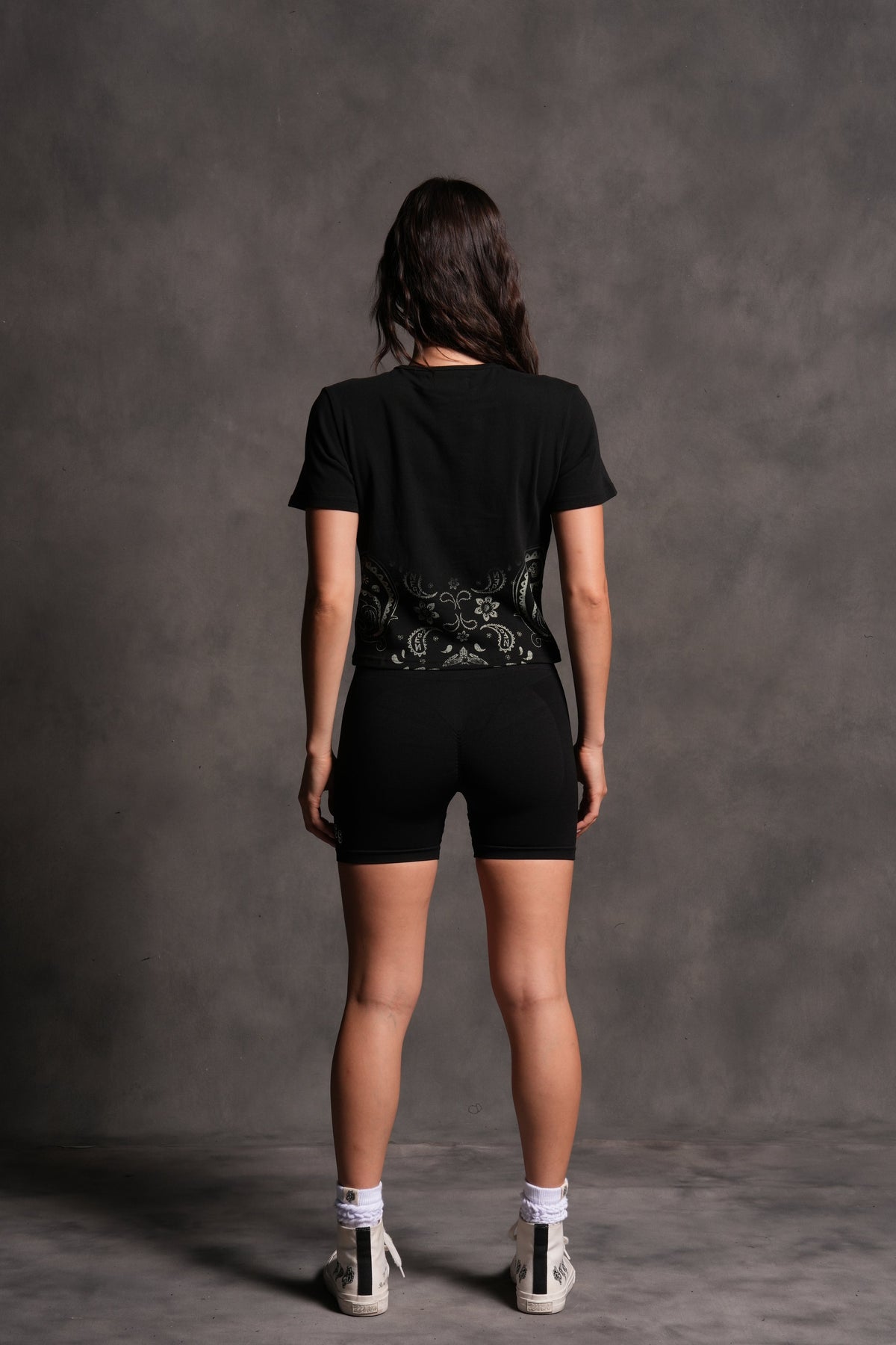 Faded Paisley "Timeless" Tee in Black - imagem 4