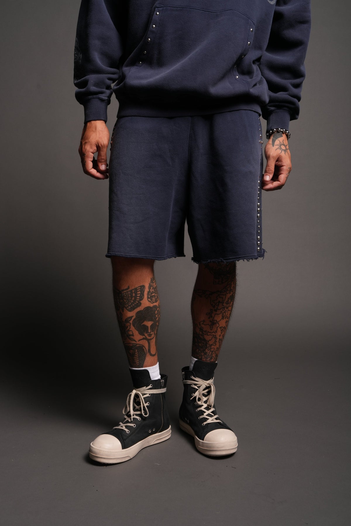Wolves Heritage Raw Hem Oversized Post Lounge Sweat Shorts In Navy Sun Fade - imagem 2
