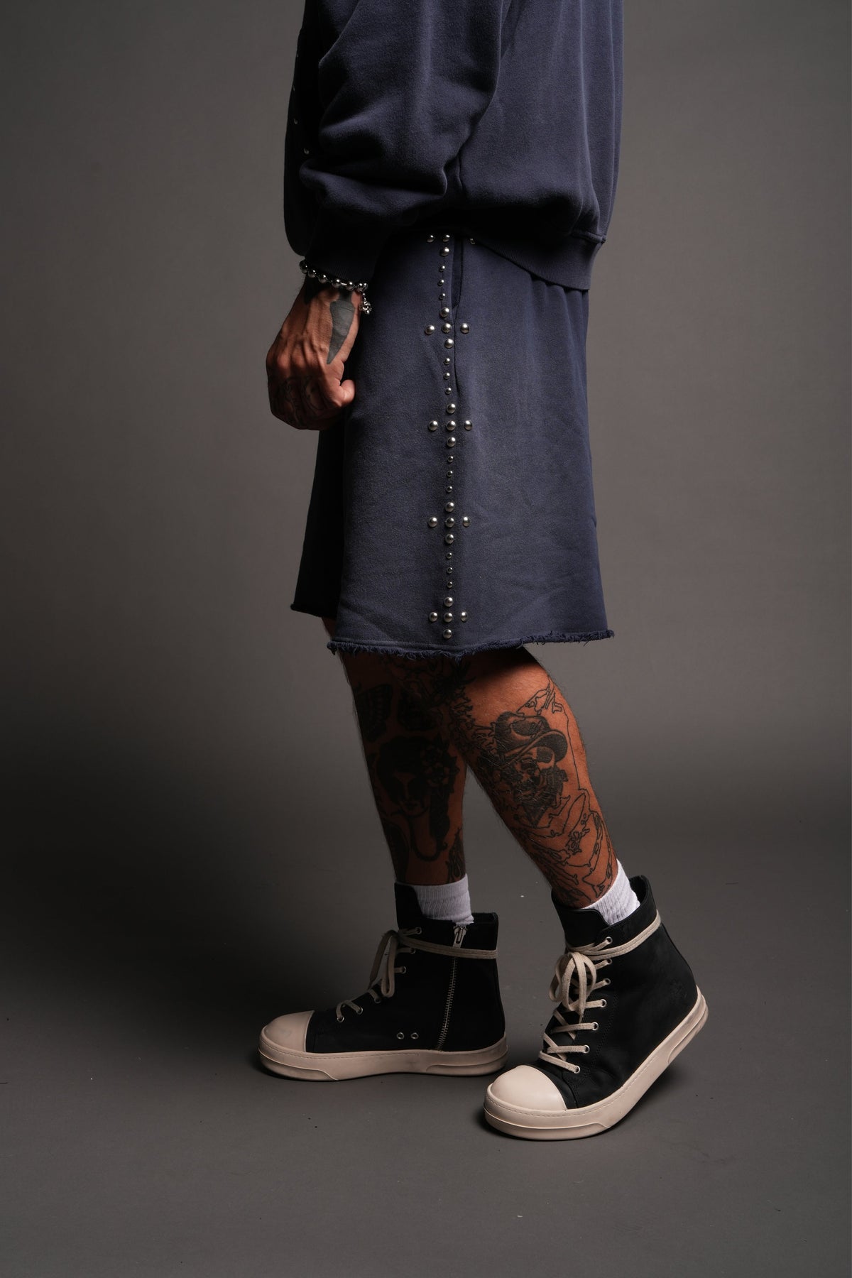 Wolves Heritage Raw Hem Oversized Post Lounge Sweat Shorts In Navy Sun Fade - imagem 4