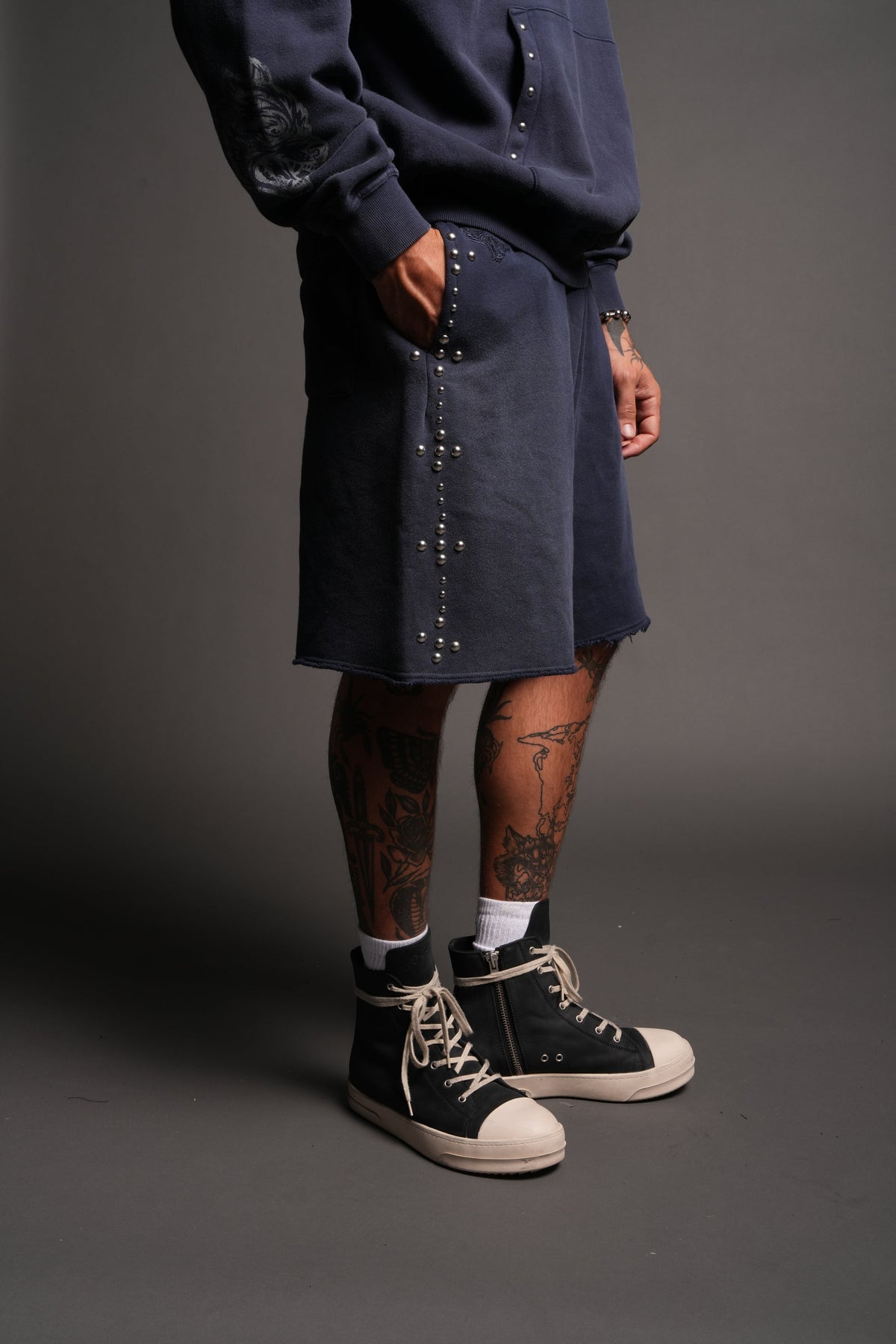 Wolves Heritage Raw Hem Oversized Post Lounge Sweat Shorts In Navy Sun Fade - imagem 5
