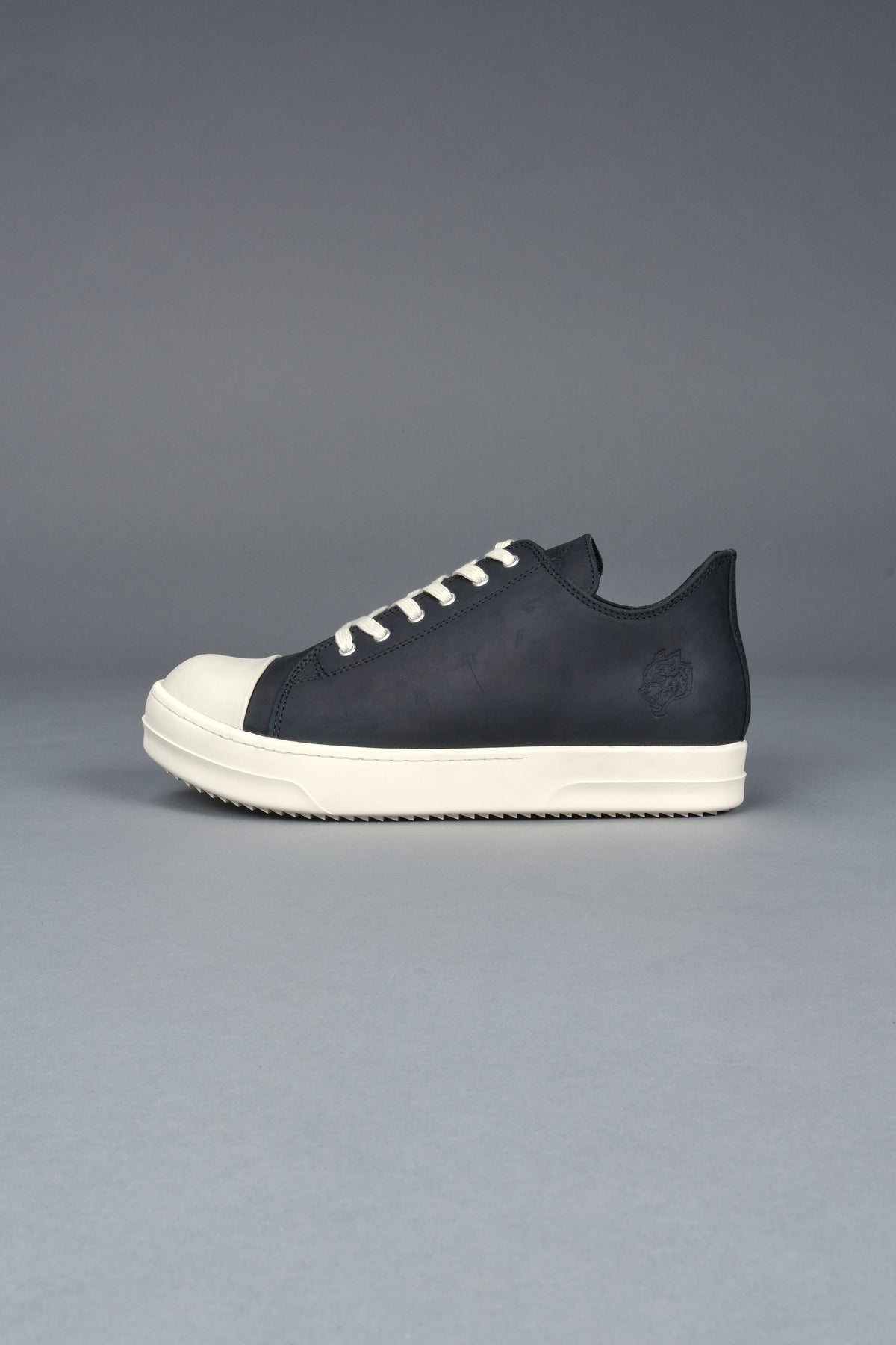 Venice Low Top Shoe in Black/Cream - imagem 4