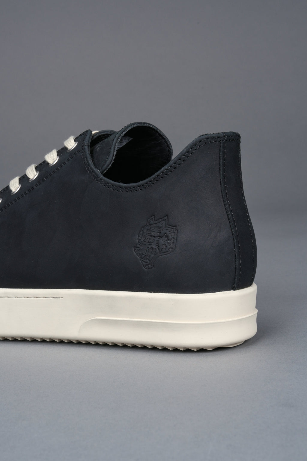 Venice Low Top Shoe in Black/Cream - imagem 10