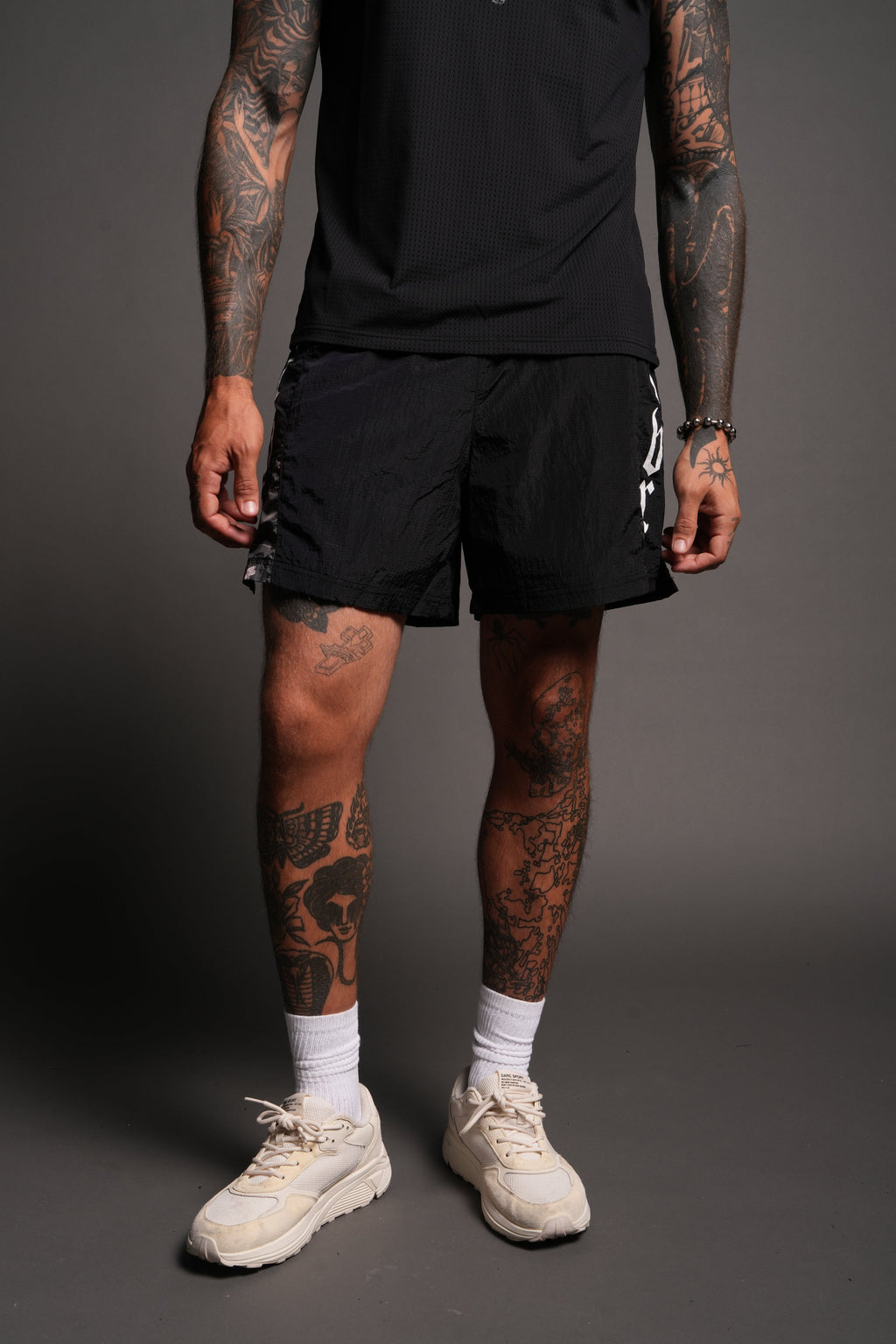 Wlvsfrvr Zdan Shorts In Black - imagem 2