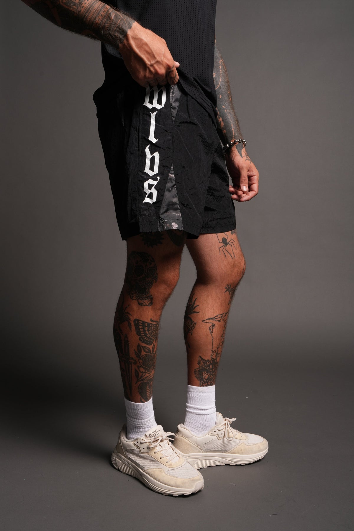 Wlvsfrvr Zdan Shorts In Black - imagem 5