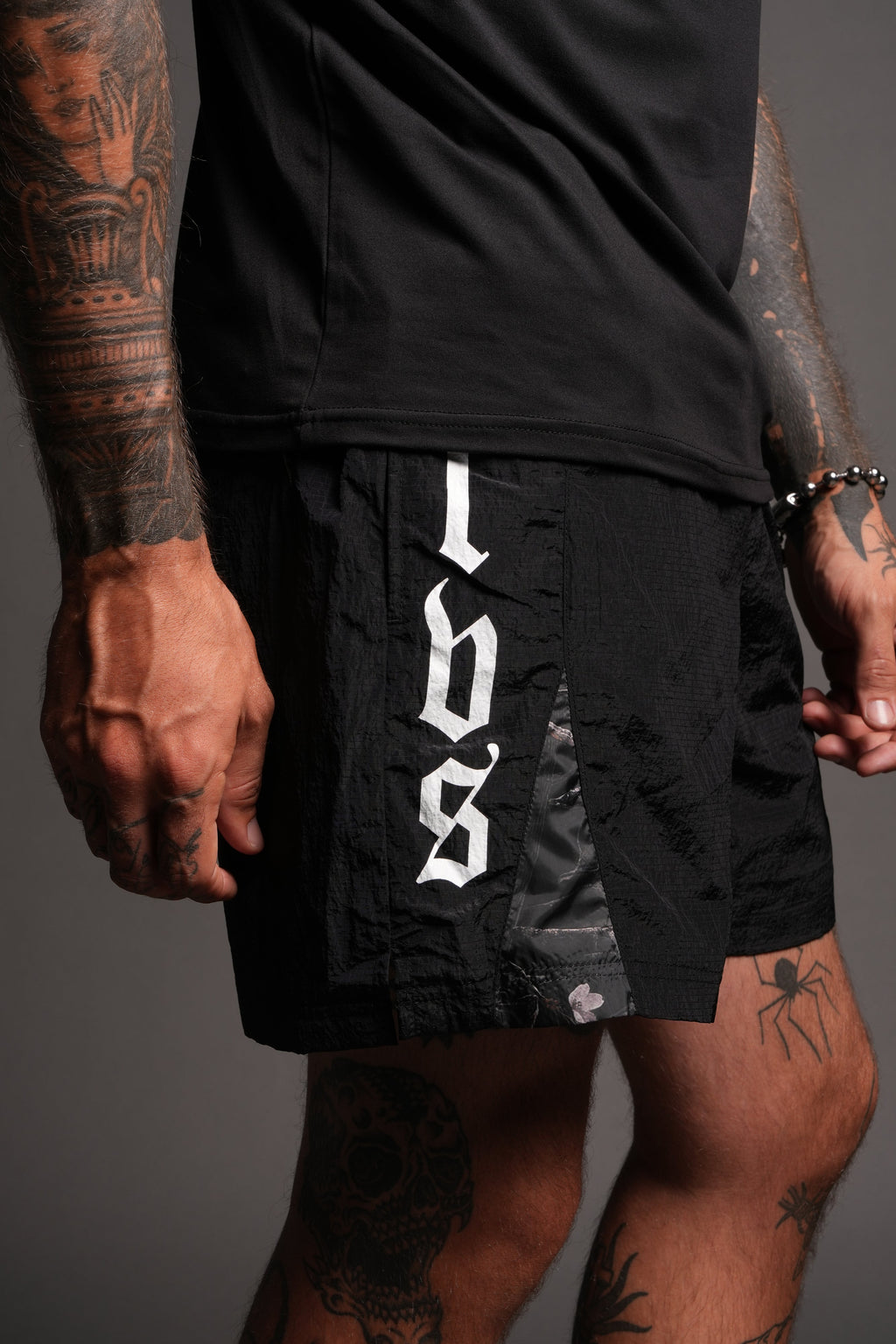 Wlvsfrvr Zdan Shorts In Black - imagem 9
