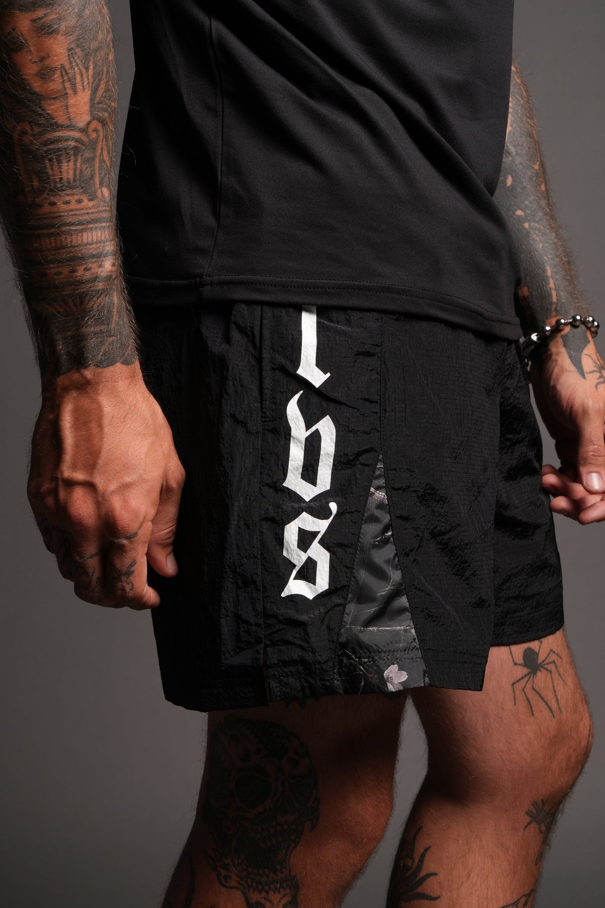Wlvsfrvr Zdan Shorts In Black - imagem 9