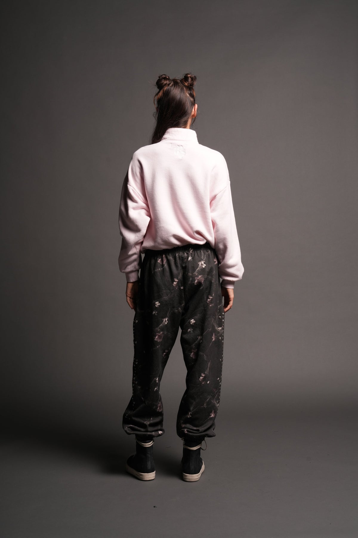 Stud Pyramid She Everson Mockneck Sweater In Blush Pink - imagem 4