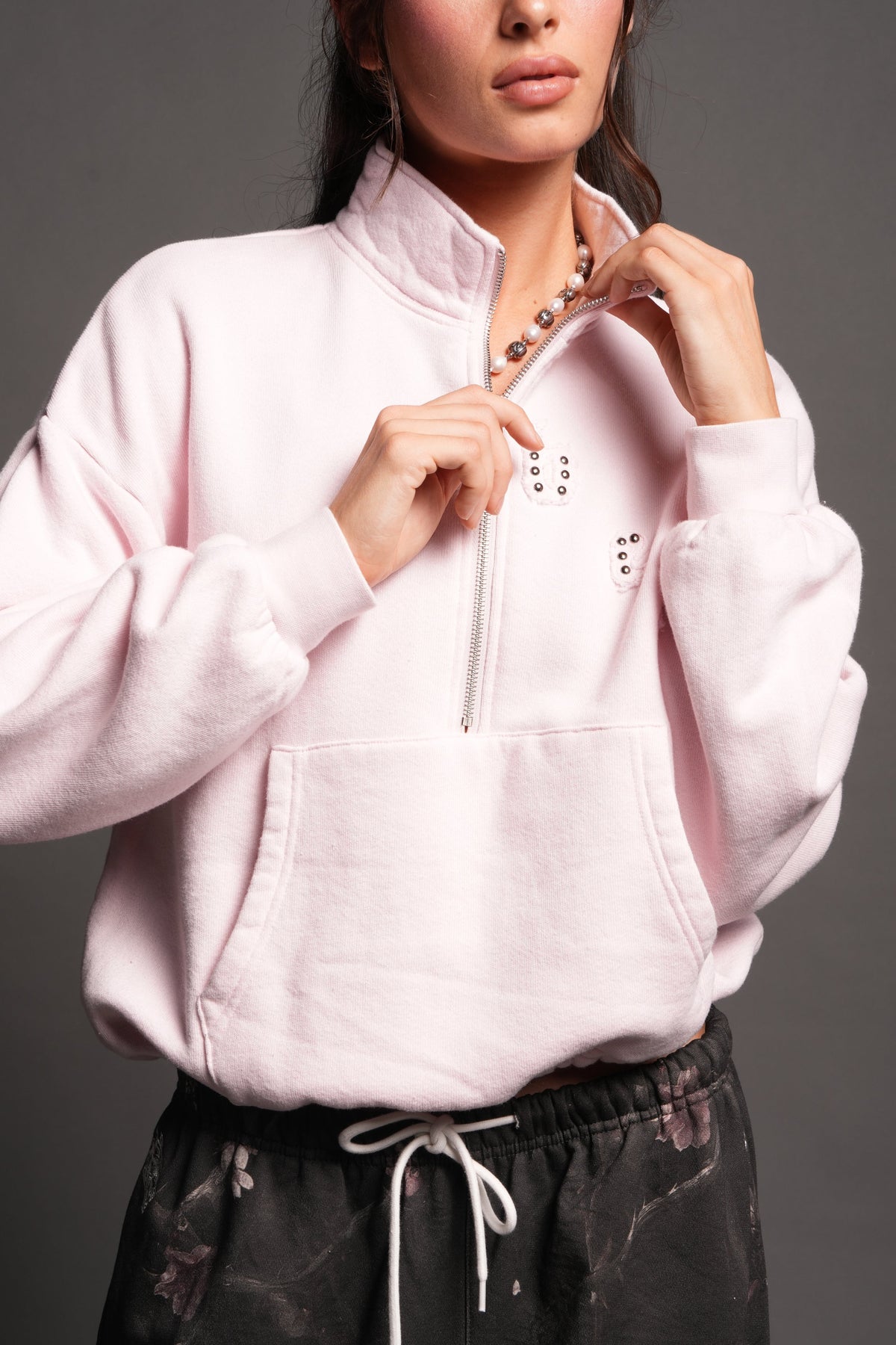 Stud Pyramid She Everson Mockneck Sweater In Blush Pink - imagem 5