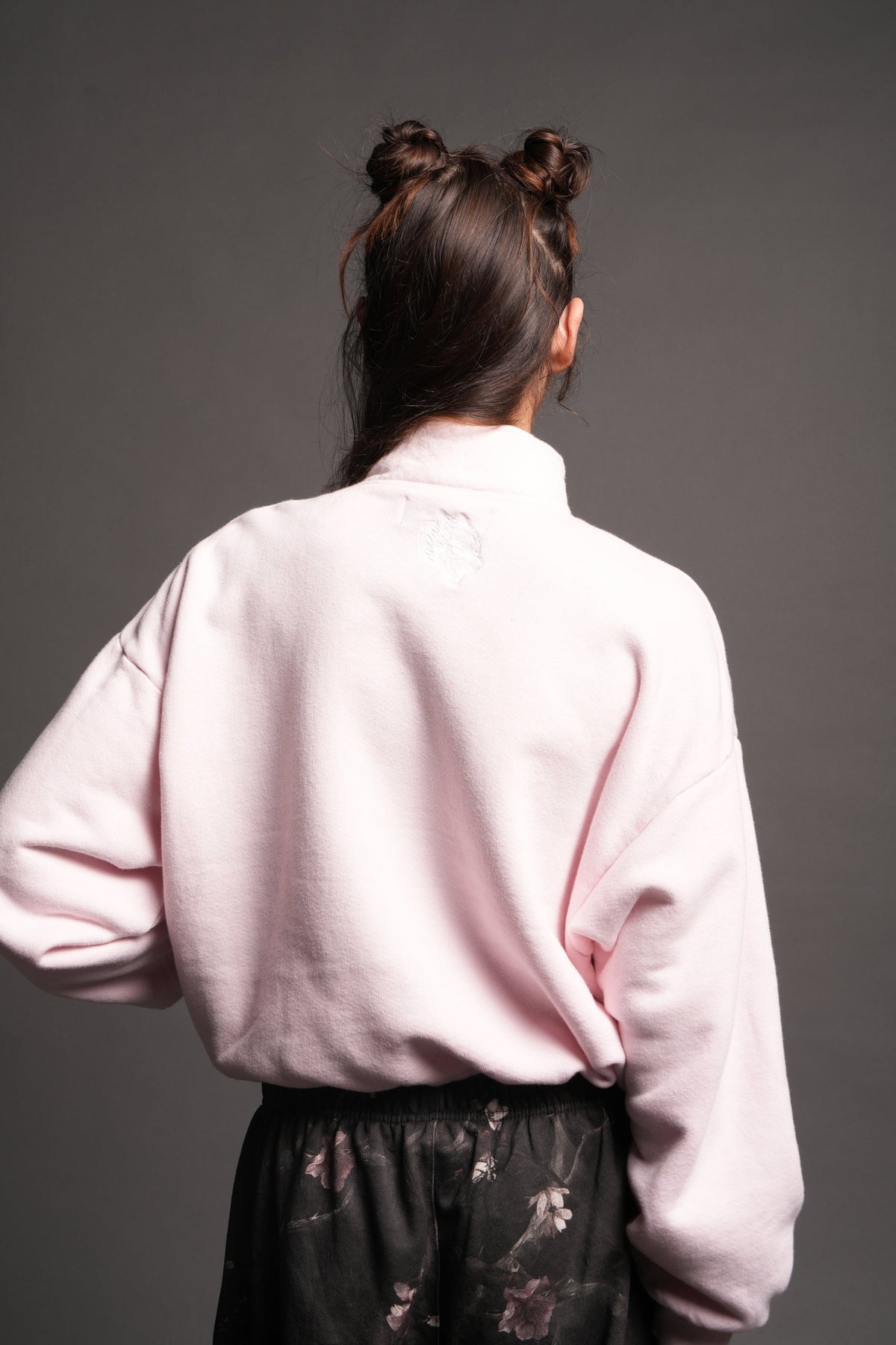 Stud Pyramid She Everson Mockneck Sweater In Blush Pink - imagem 2