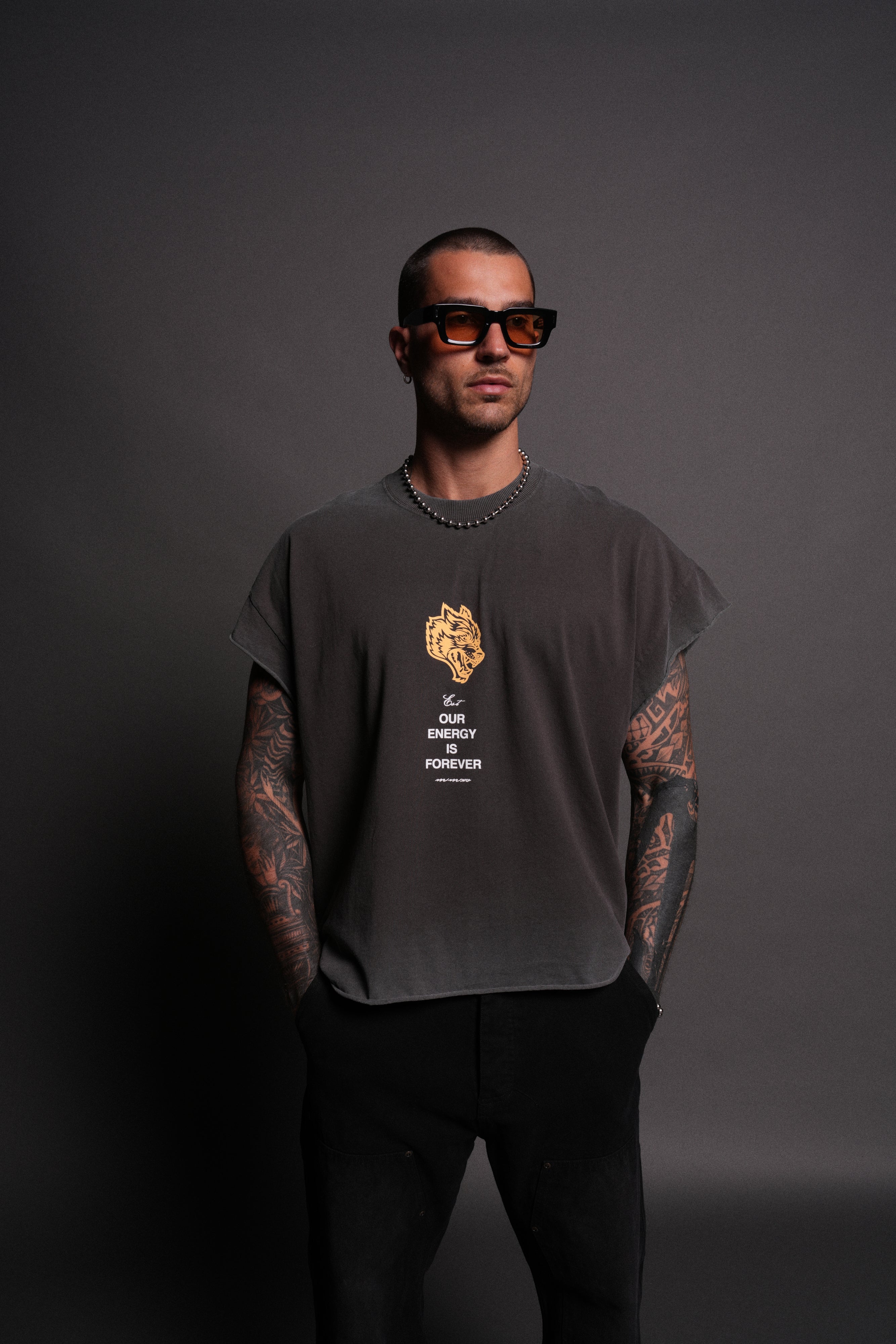 Hanma Legacy Grunge Cut-Off Tee in Wolf Gray — imagem 2