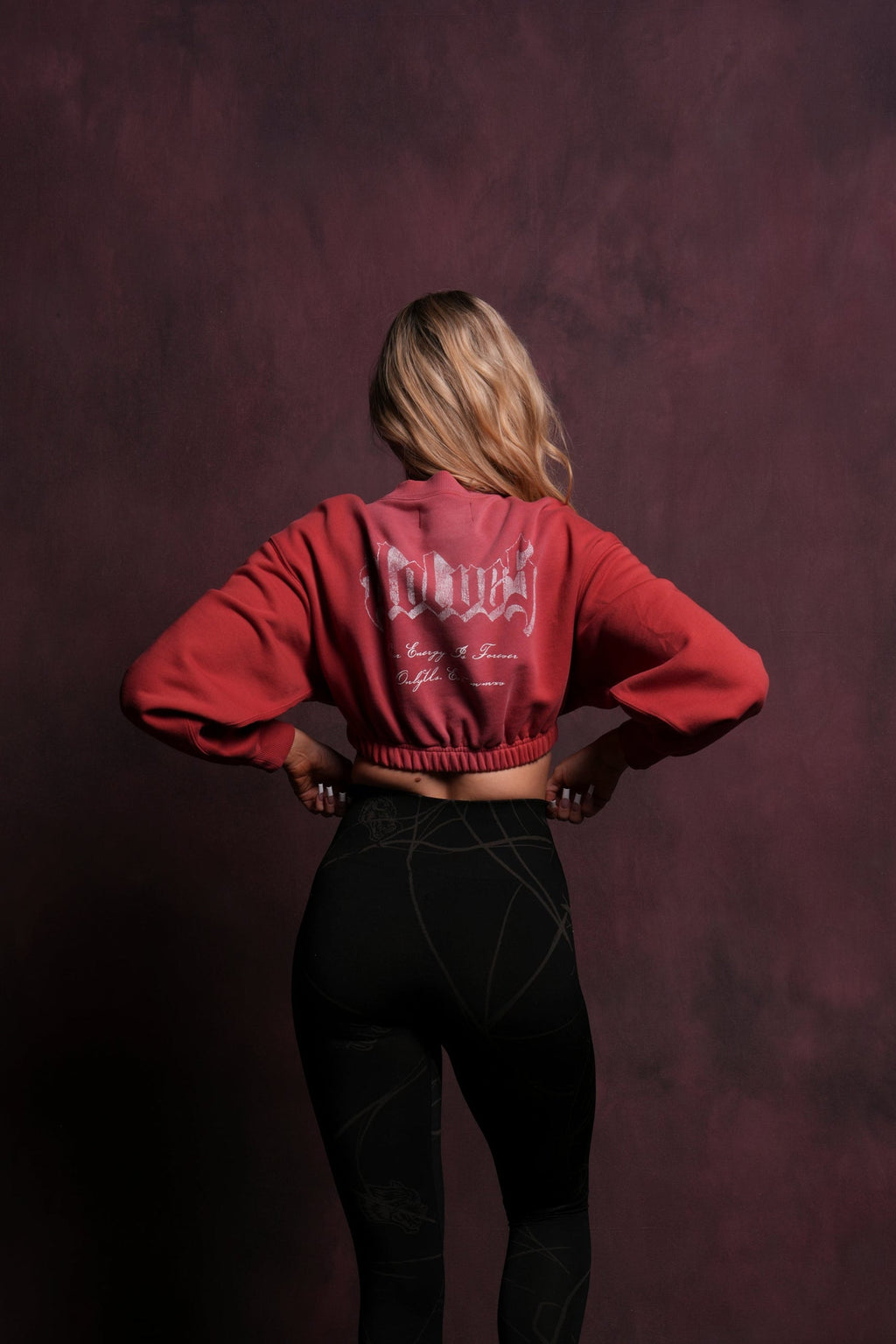 Her Darcness "Gwen" (Cropped) Crewneck in Roman Red Tonal Sun Fade — imagem 2