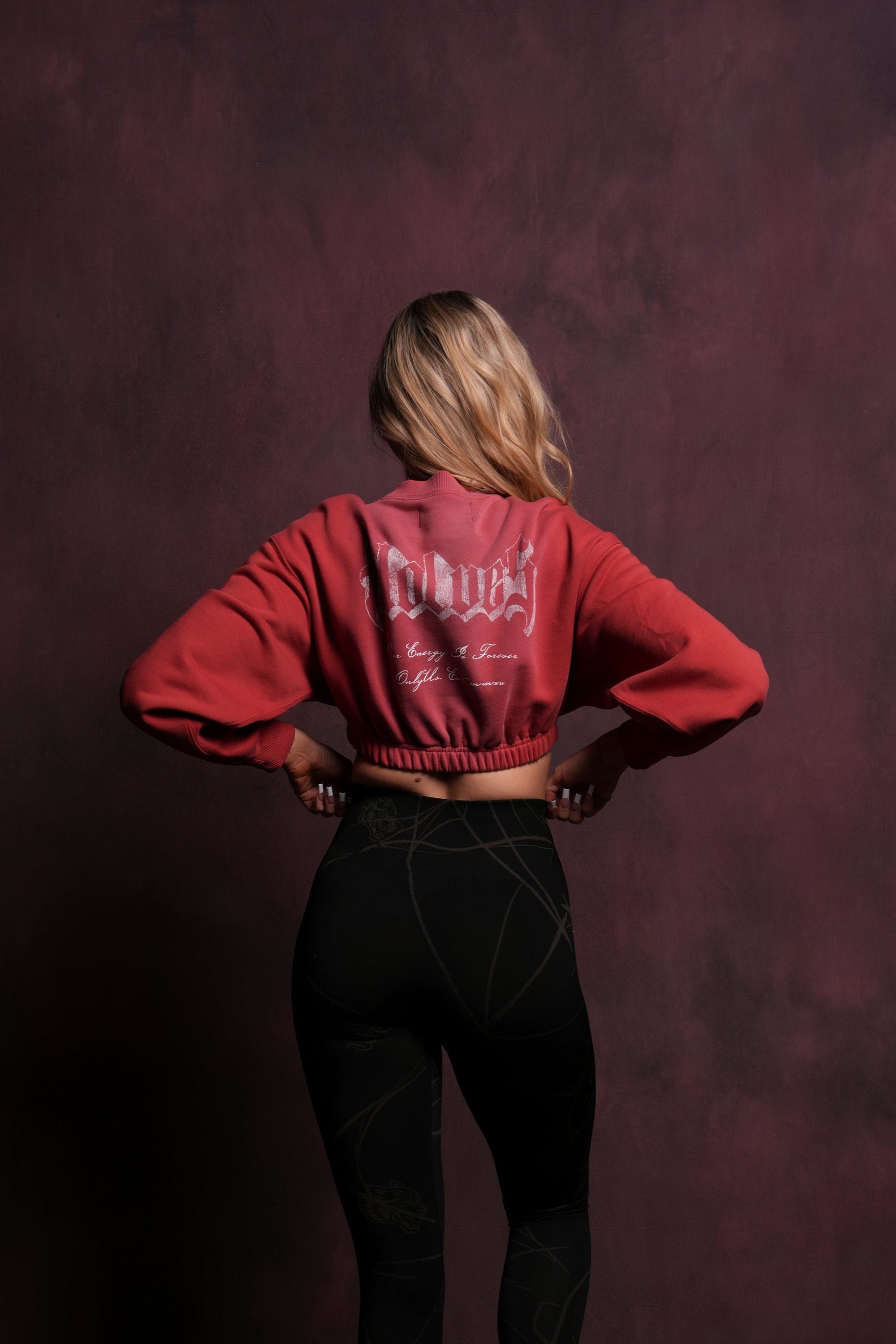 Her Darcness "Gwen" (Cropped) Crewneck in Roman Red Tonal Sun Fade — imagem 2