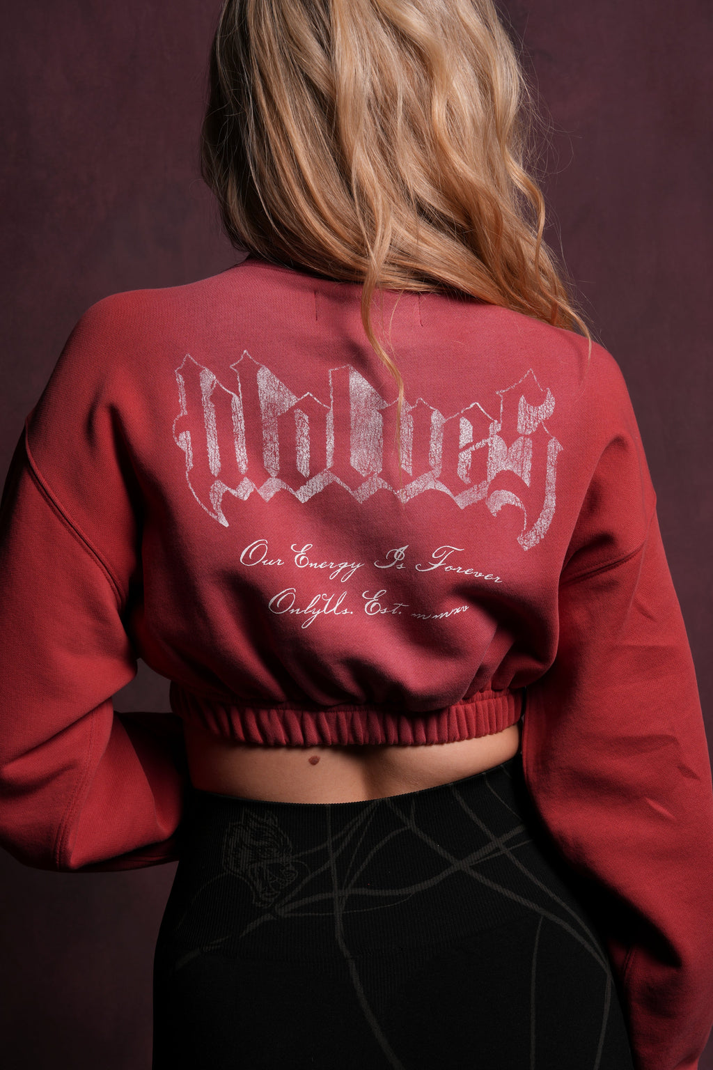 Her Darcness "Gwen" (Cropped) Crewneck in Roman Red Tonal Sun Fade — imagem 10