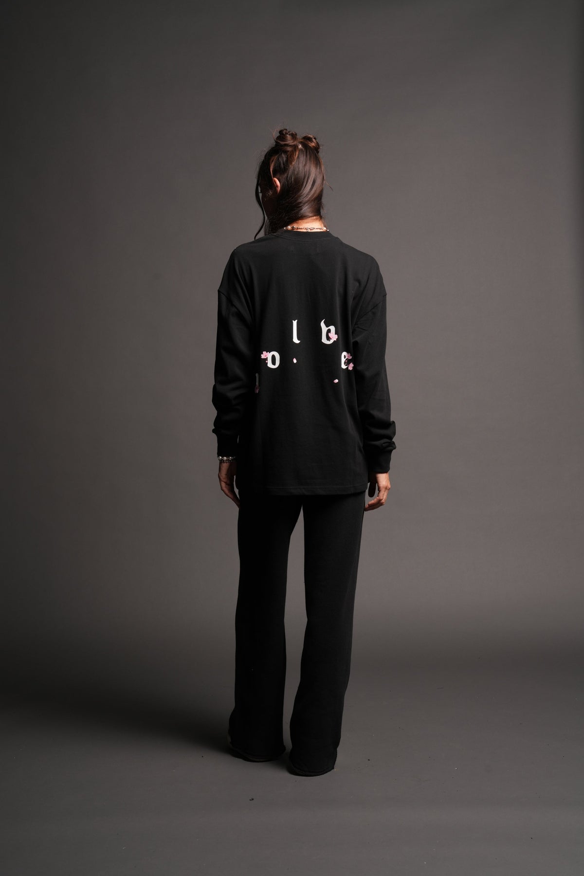 Sakura Pyramid Premium Ls Tee In Black — imagem 4