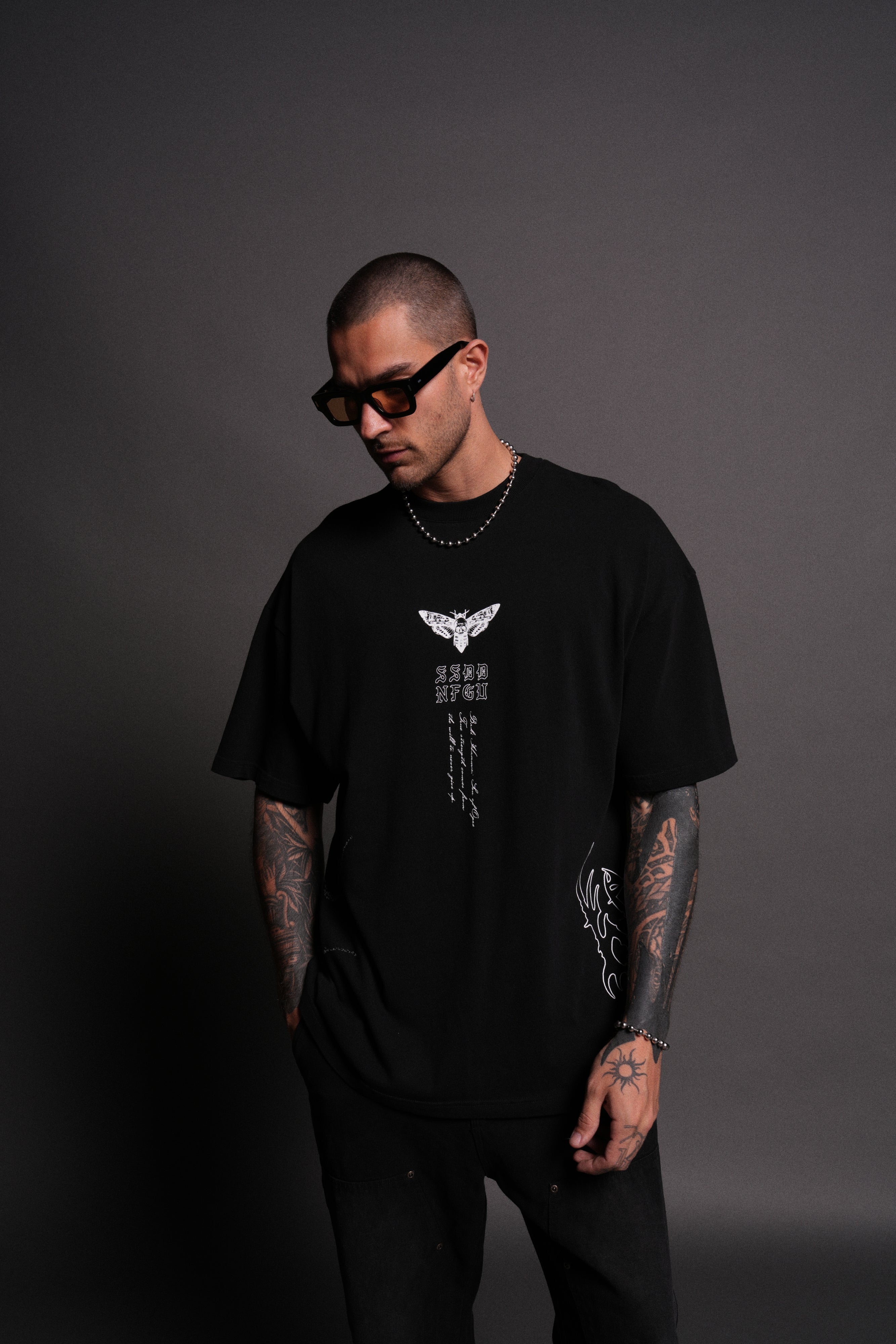 Yujiro Hanma "Side By Side" Series Premium Oversized Tee in Black — imagem 2