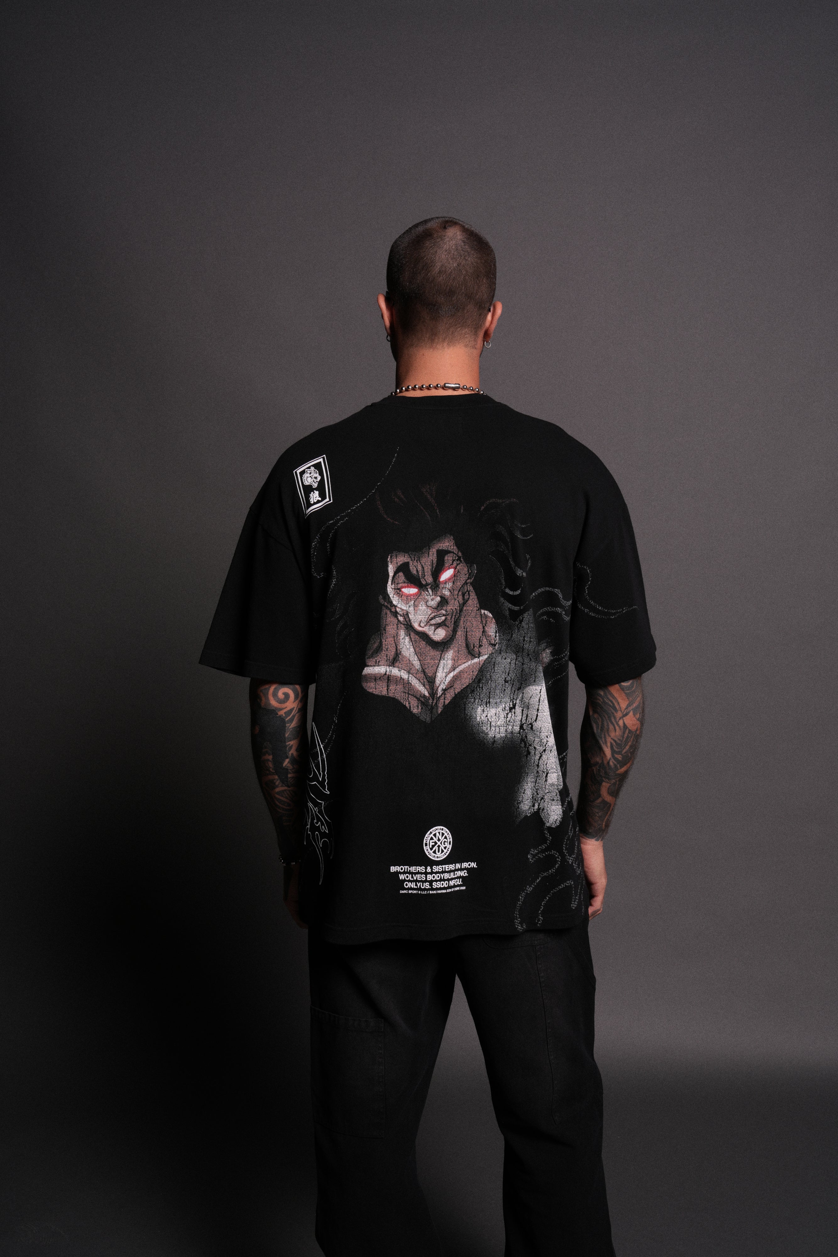 Yujiro Hanma "Side By Side" Series Premium Oversized Tee in Black — imagem 4