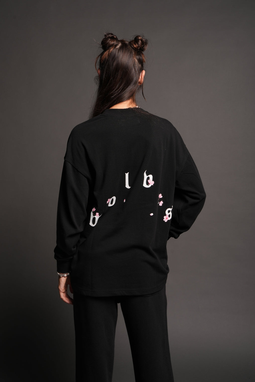 Sakura Pyramid Premium Ls Tee In Black — imagem 2