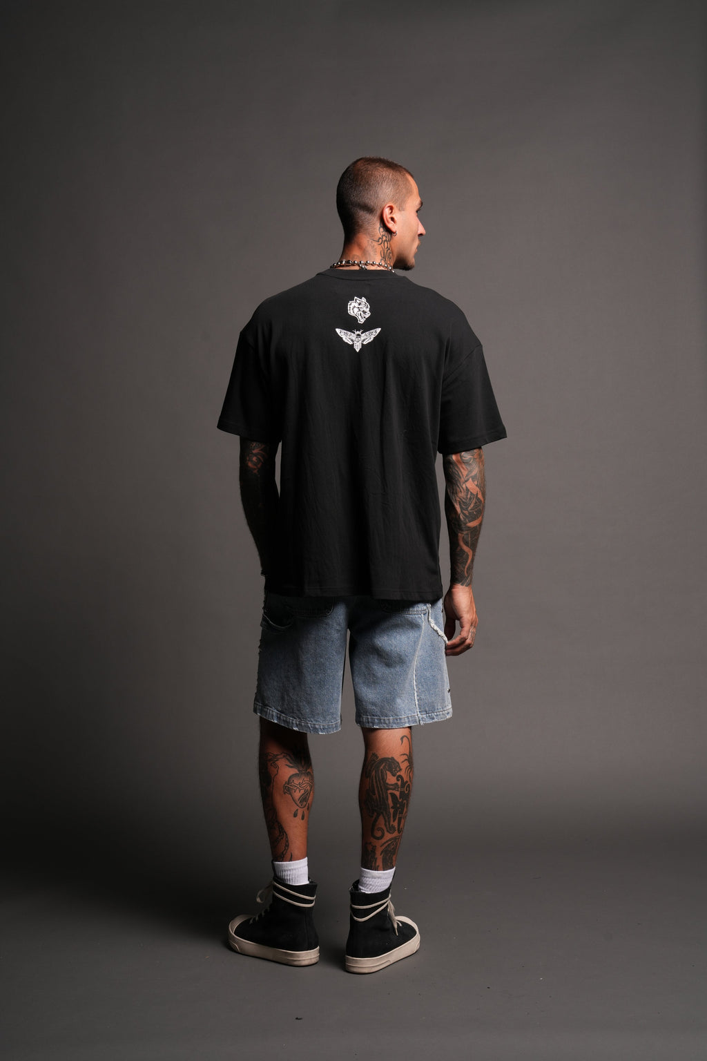 Wolves Heritage Distressed Denim Carpenter Shorts In Light Wash - imagem 7