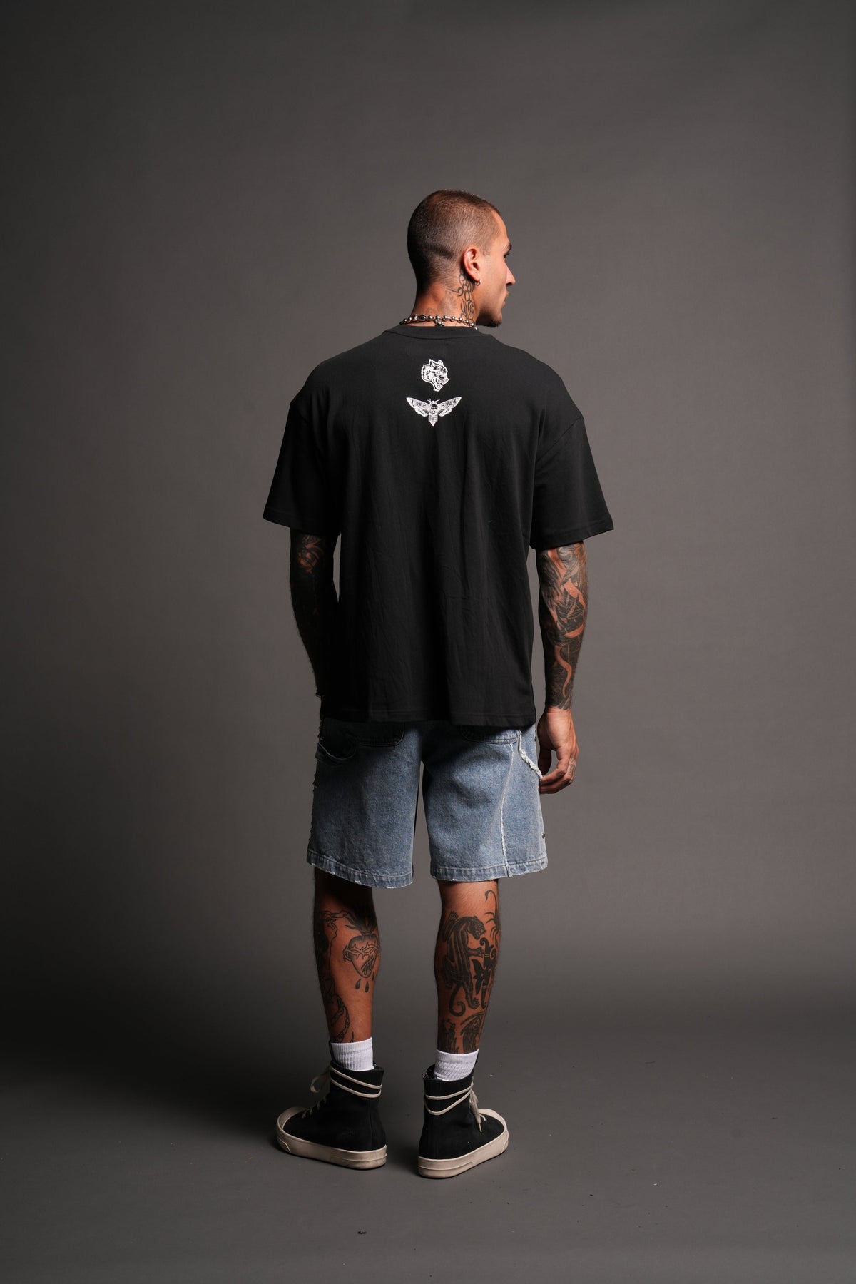 Wolves Heritage Distressed Denim Carpenter Shorts In Light Wash - imagem 7