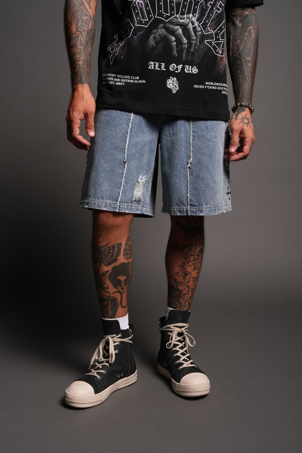 Wolves Heritage Distressed Denim Carpenter Shorts In Light Wash - imagem 2