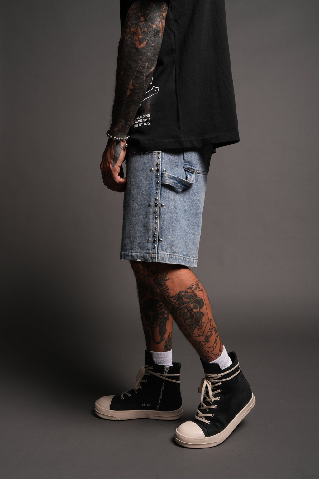 Wolves Heritage Distressed Denim Carpenter Shorts In Light Wash - imagem 4