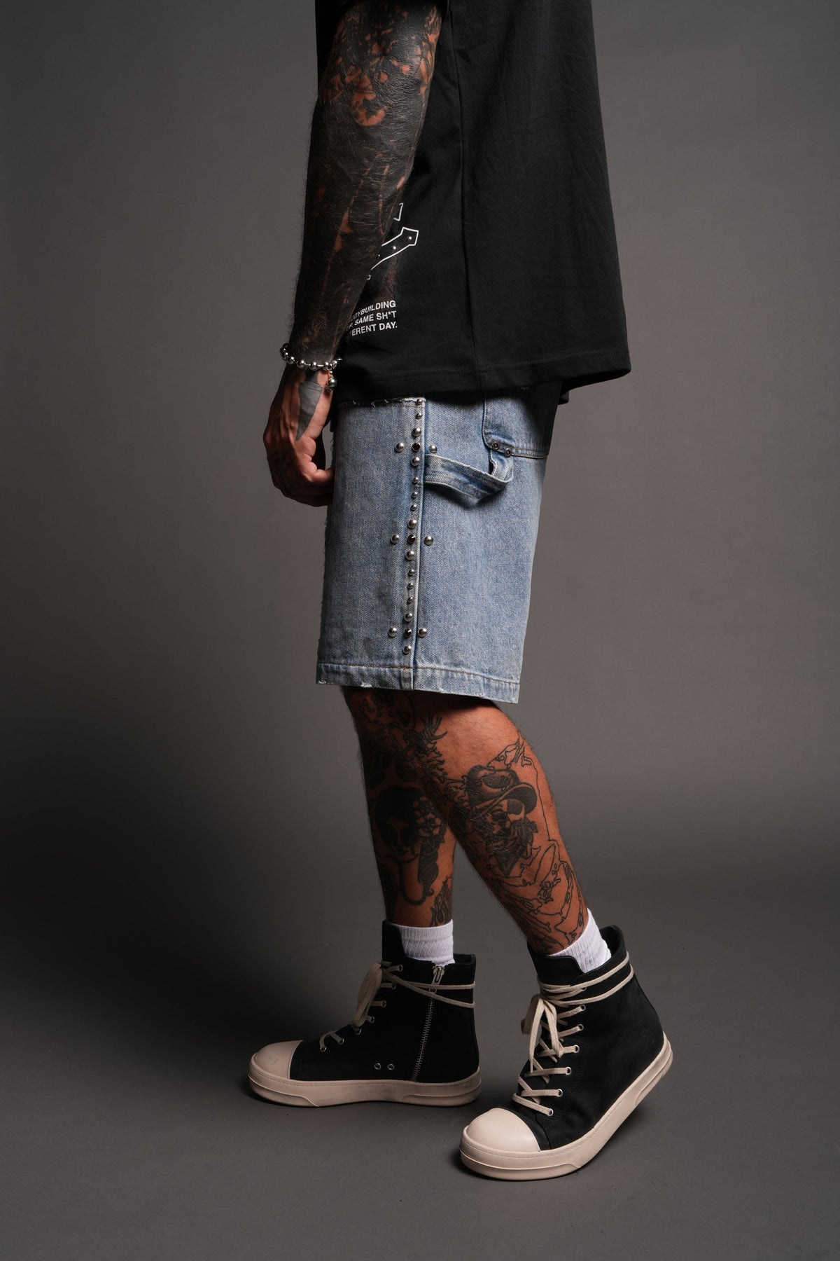 Wolves Heritage Distressed Denim Carpenter Shorts In Light Wash - imagem 4