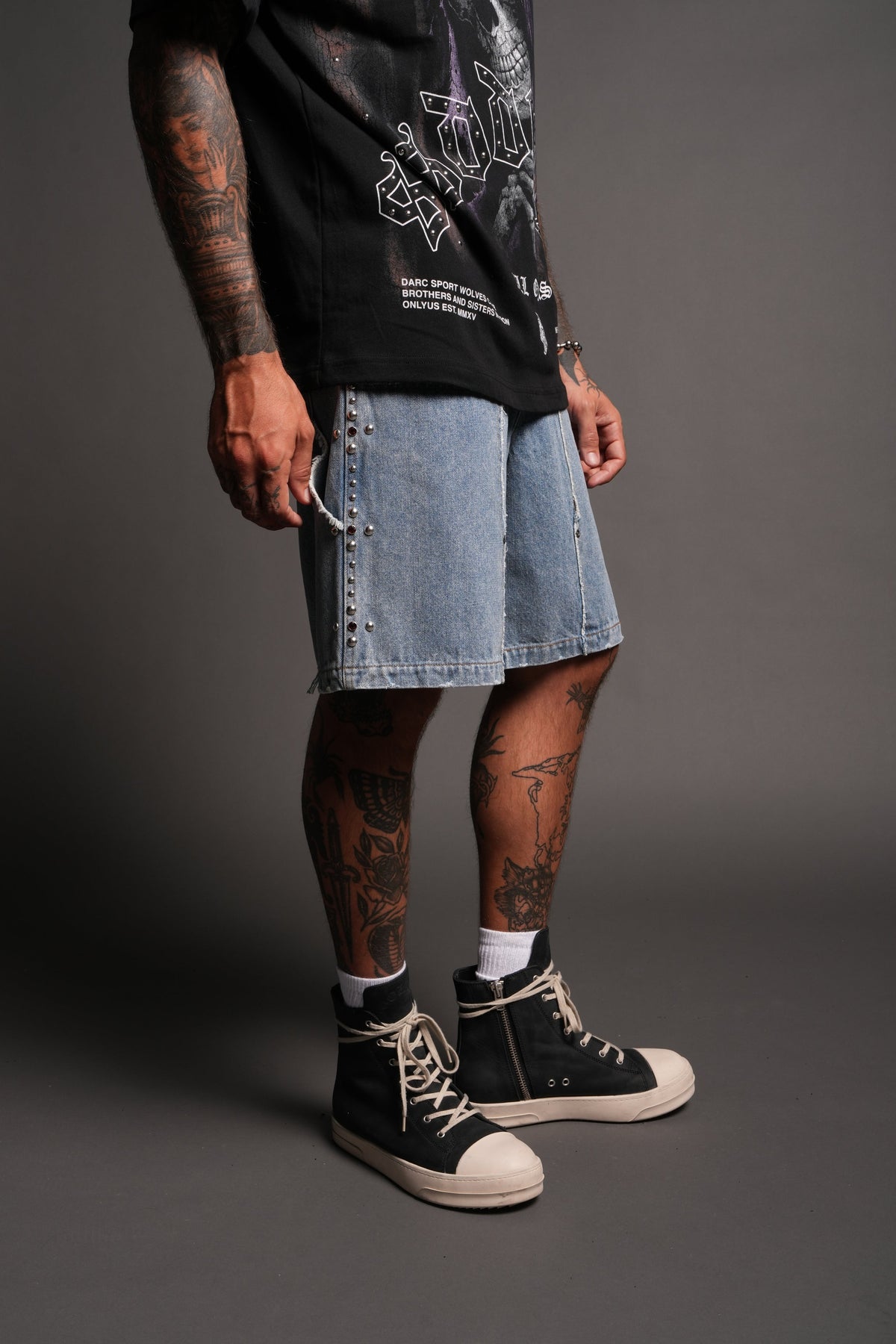 Wolves Heritage Distressed Denim Carpenter Shorts In Light Wash - imagem 5