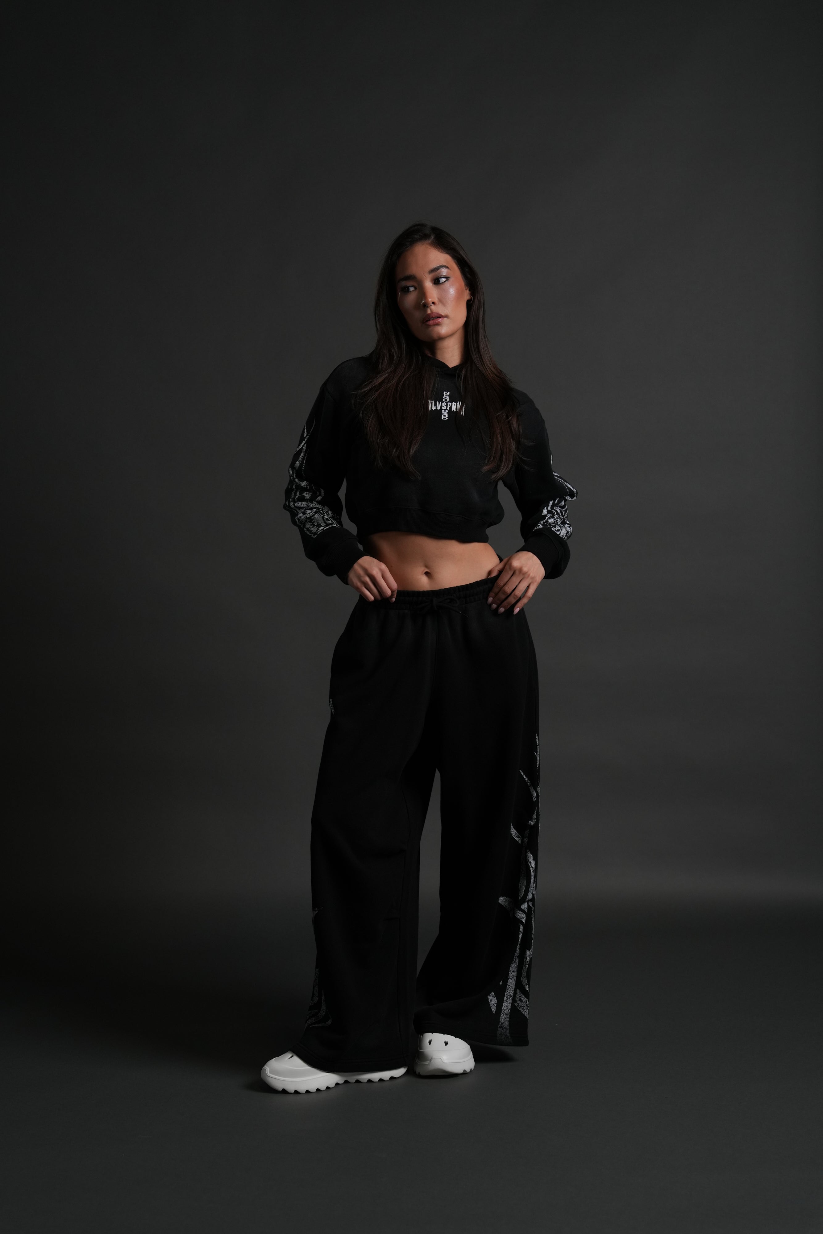 Finite Flame "Rose" She Hoodie in Black Drift Wash — imagem 3