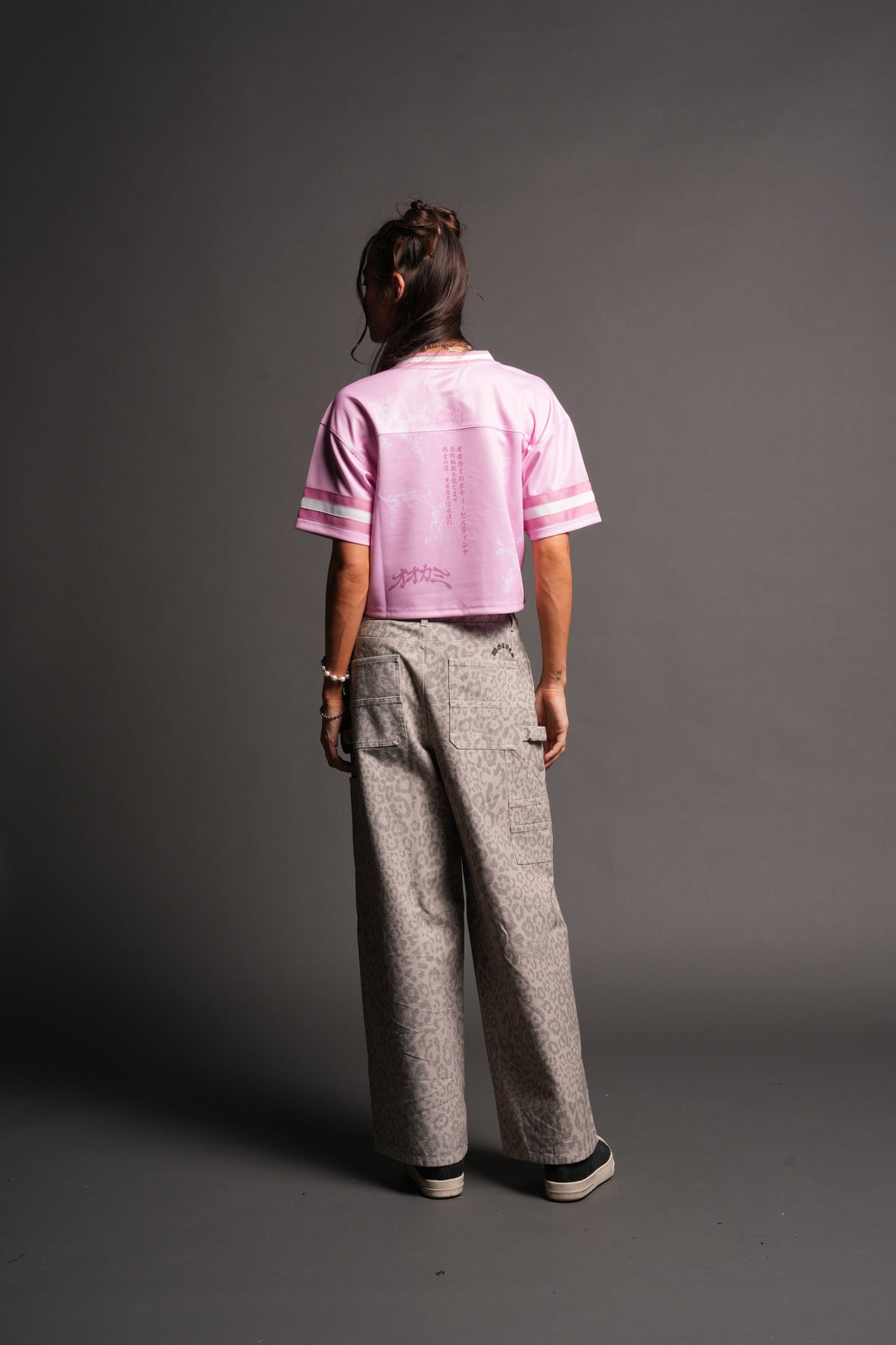 Honor She Football Crop Jersey in Cherry Blossom — imagem 4