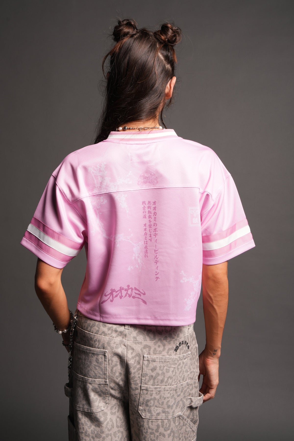 Honor She Football Crop Jersey in Cherry Blossom — imagem 2