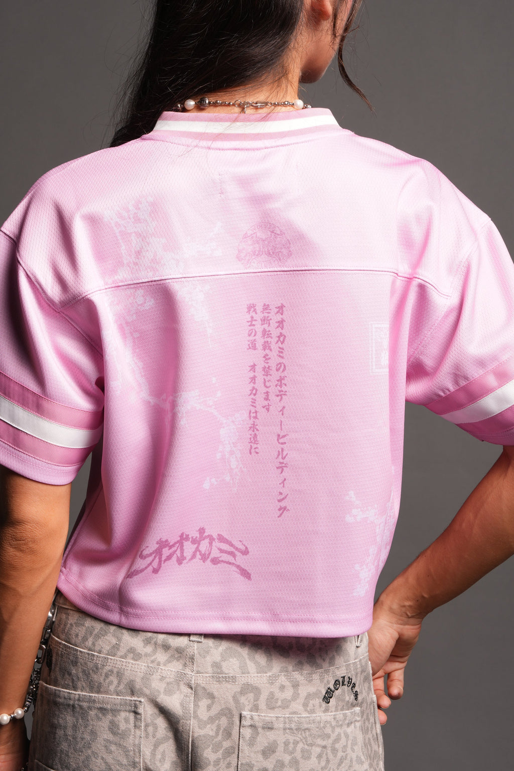 Honor She Football Crop Jersey in Cherry Blossom — imagem 6