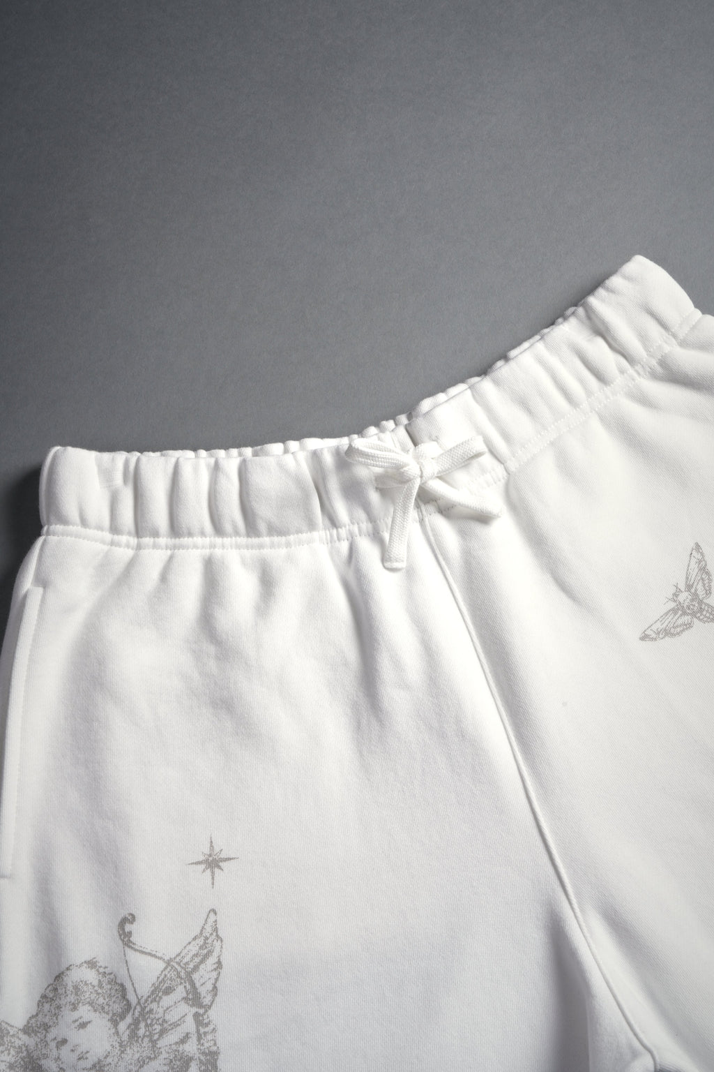 Fallen Cherub Oversized Post Lounge Sweat Shorts in Cream — imagem 4