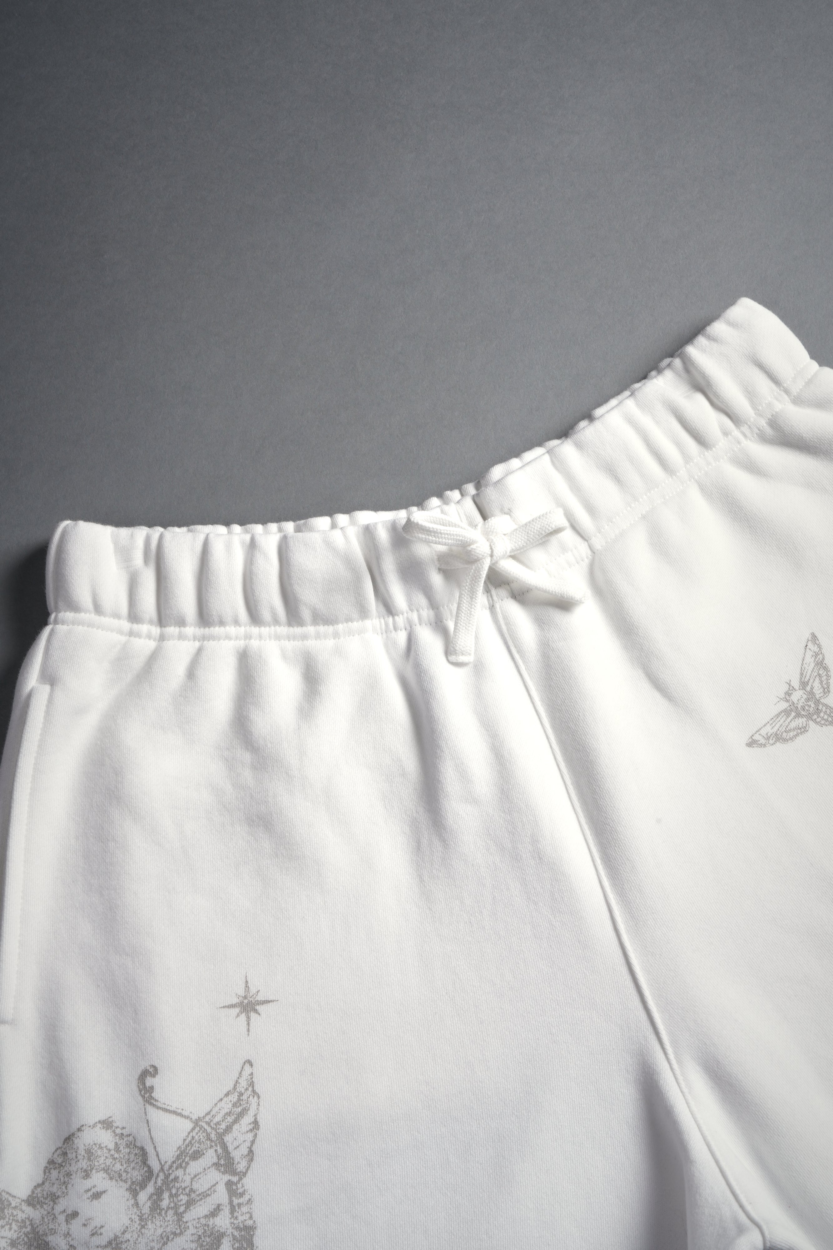 Fallen Cherub Oversized Post Lounge Sweat Shorts in Cream — imagem 4