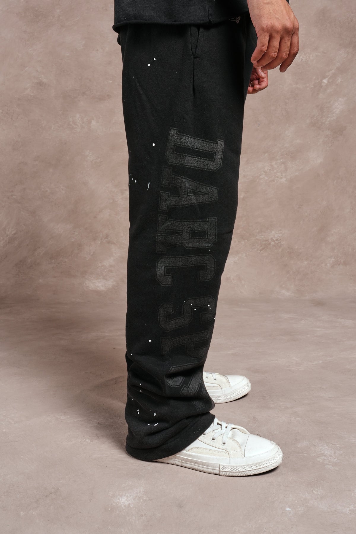 Darc Sport Athletic Club Bigelow Sweat Pants in Black Drift Wash — imagem 3
