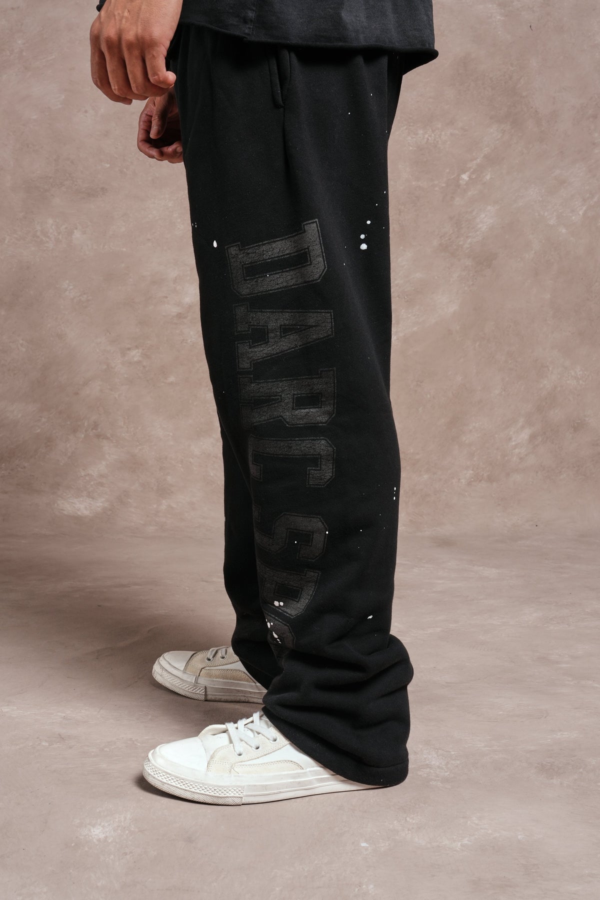 Darc Sport Athletic Club Bigelow Sweat Pants in Black Drift Wash — imagem 2