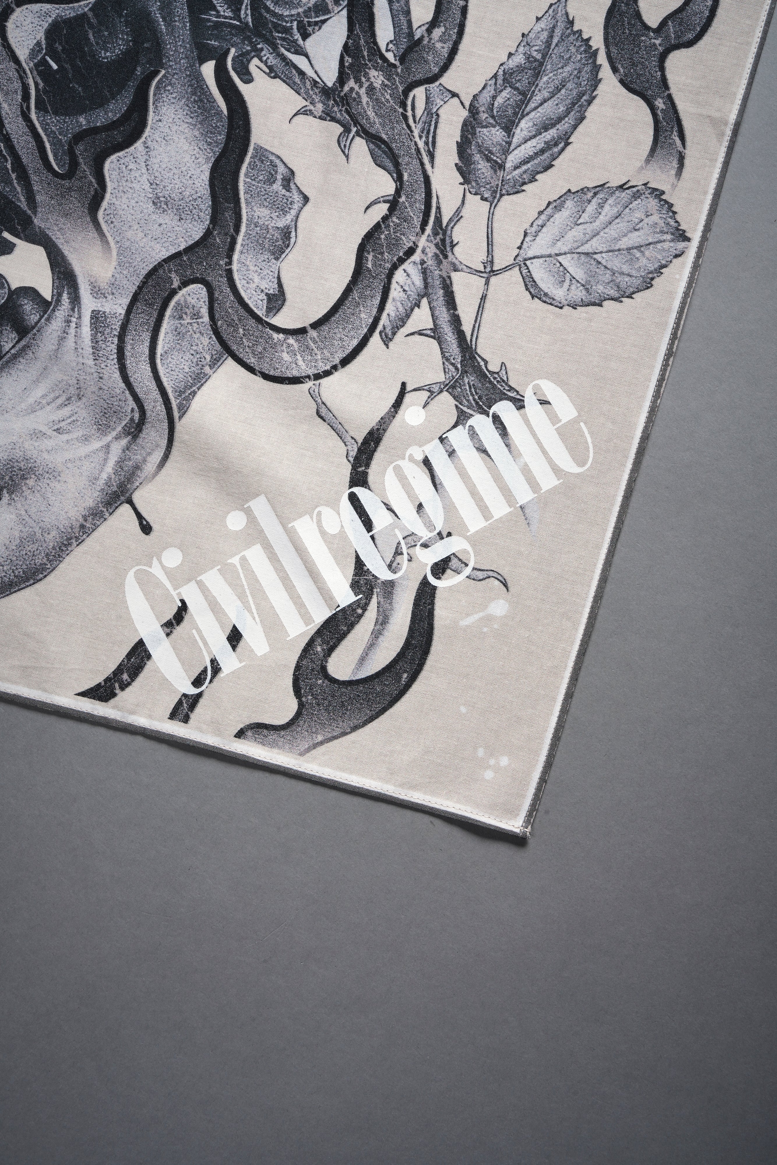 Mori Among Roses Bandana in Cream — imagem 3