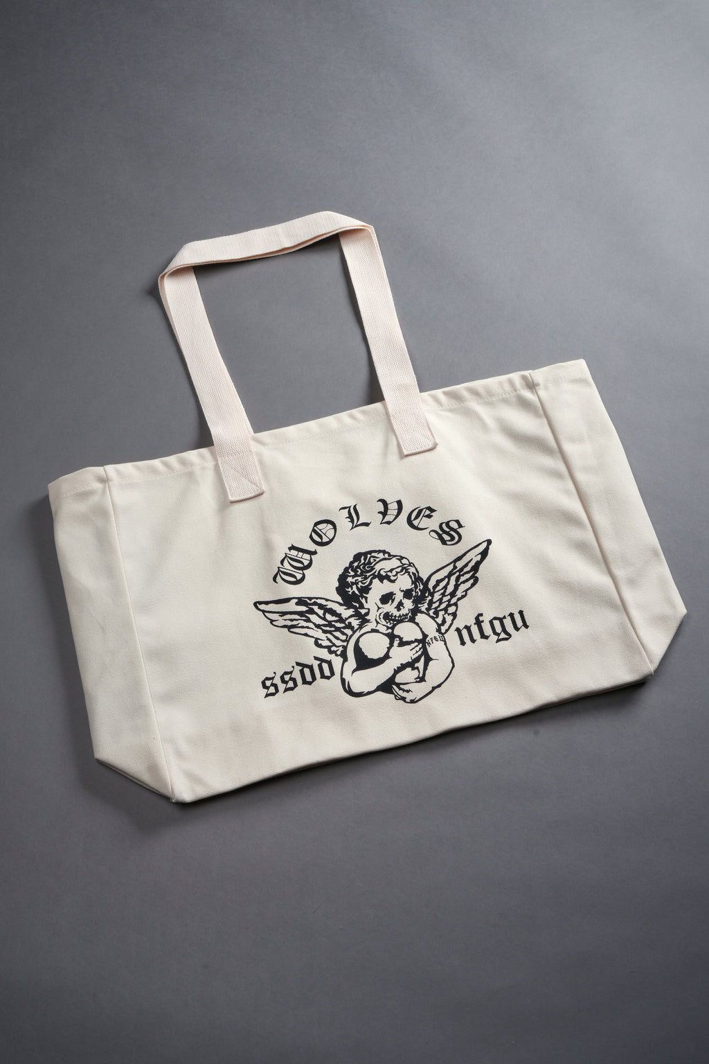 Shielded Heart Canvas Tote Bag in Cream — imagem 3