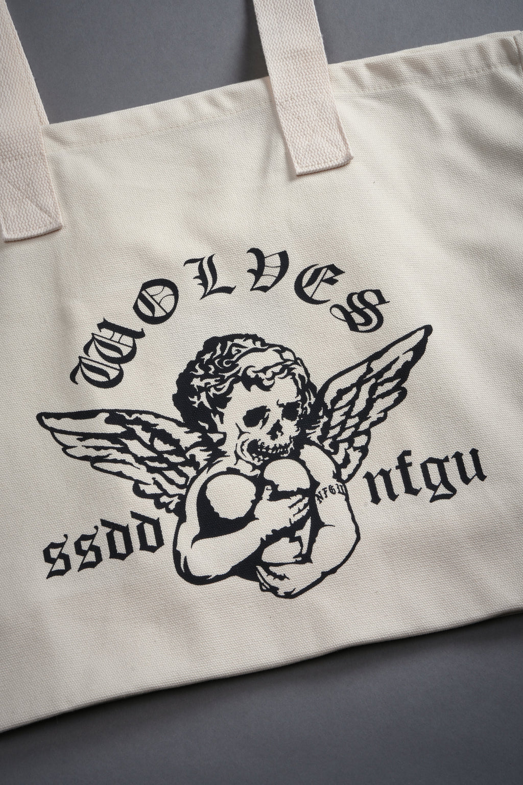 Shielded Heart Canvas Tote Bag in Cream — imagem 4
