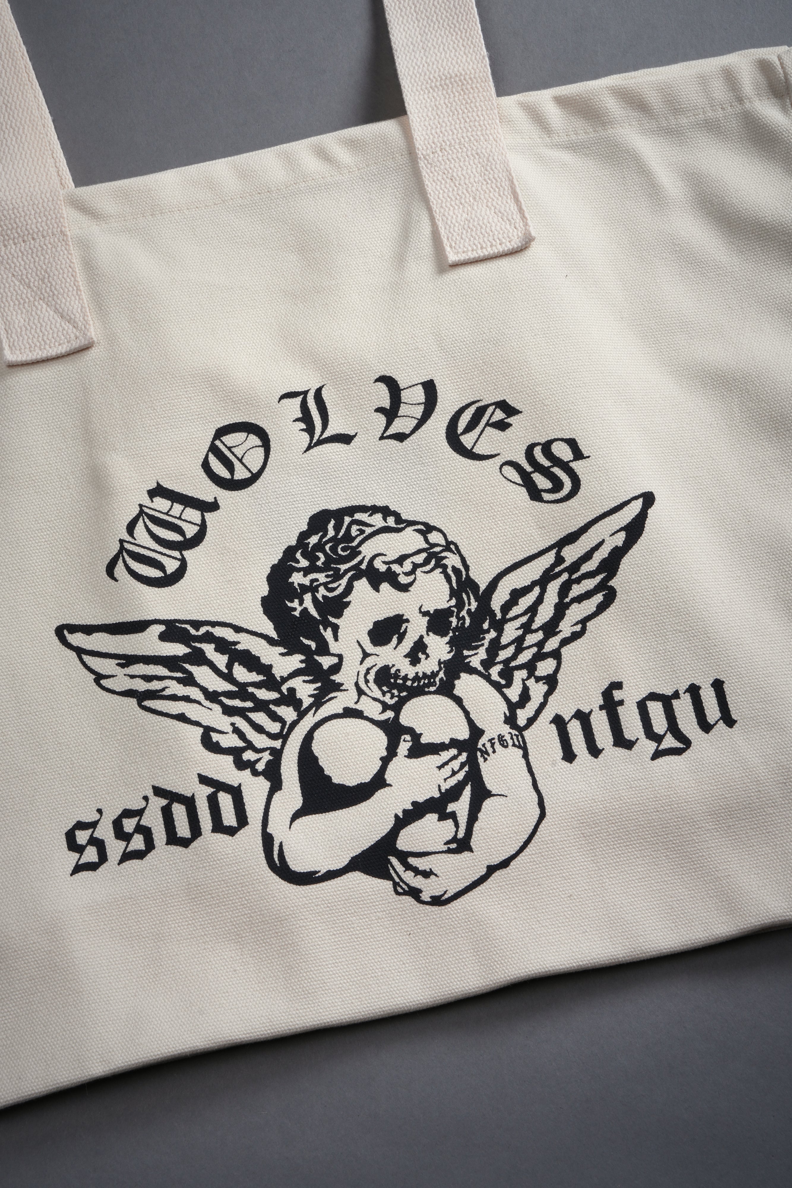 Shielded Heart Canvas Tote Bag in Cream — imagem 4