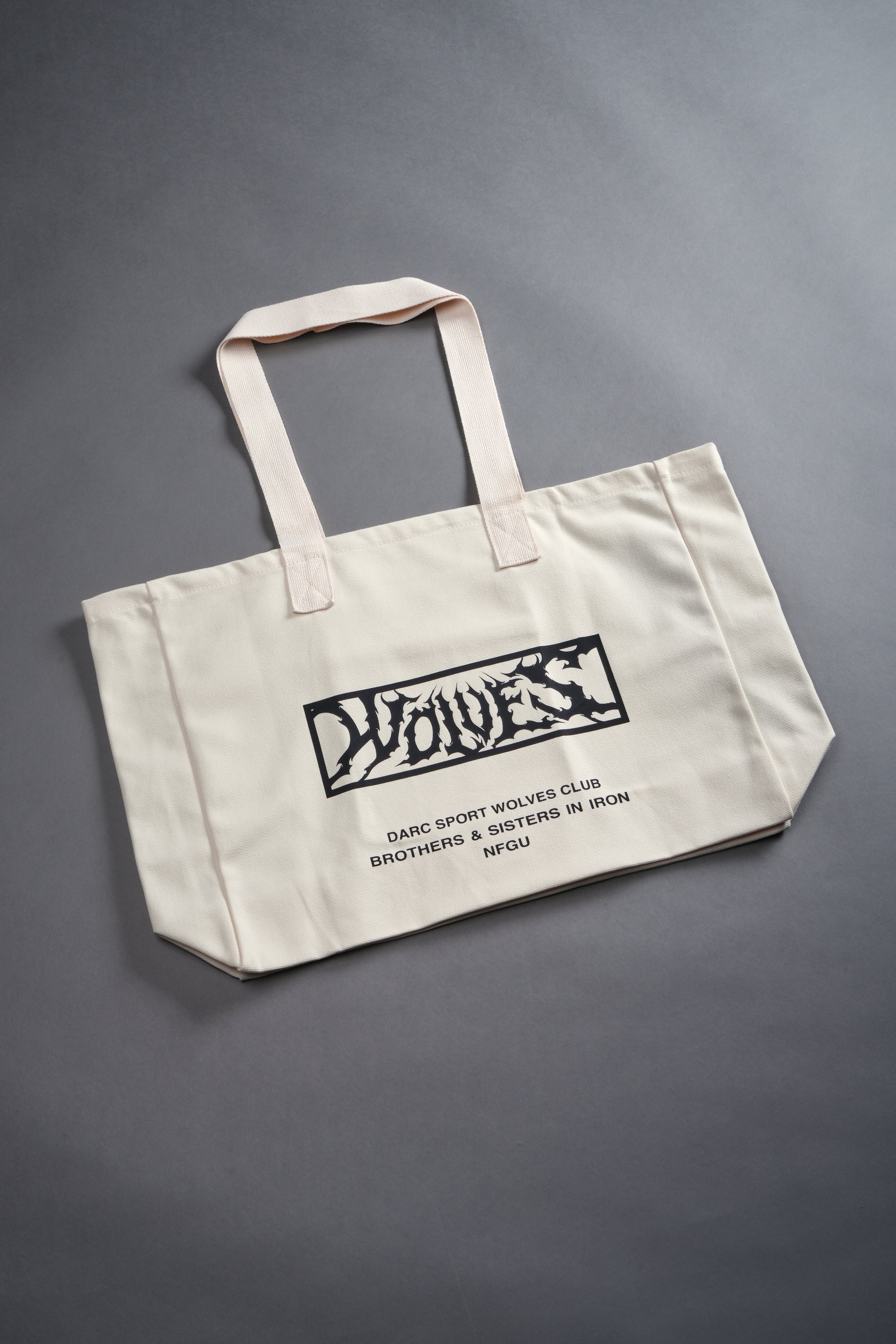 Shielded Heart Canvas Tote Bag in Cream — imagem 5