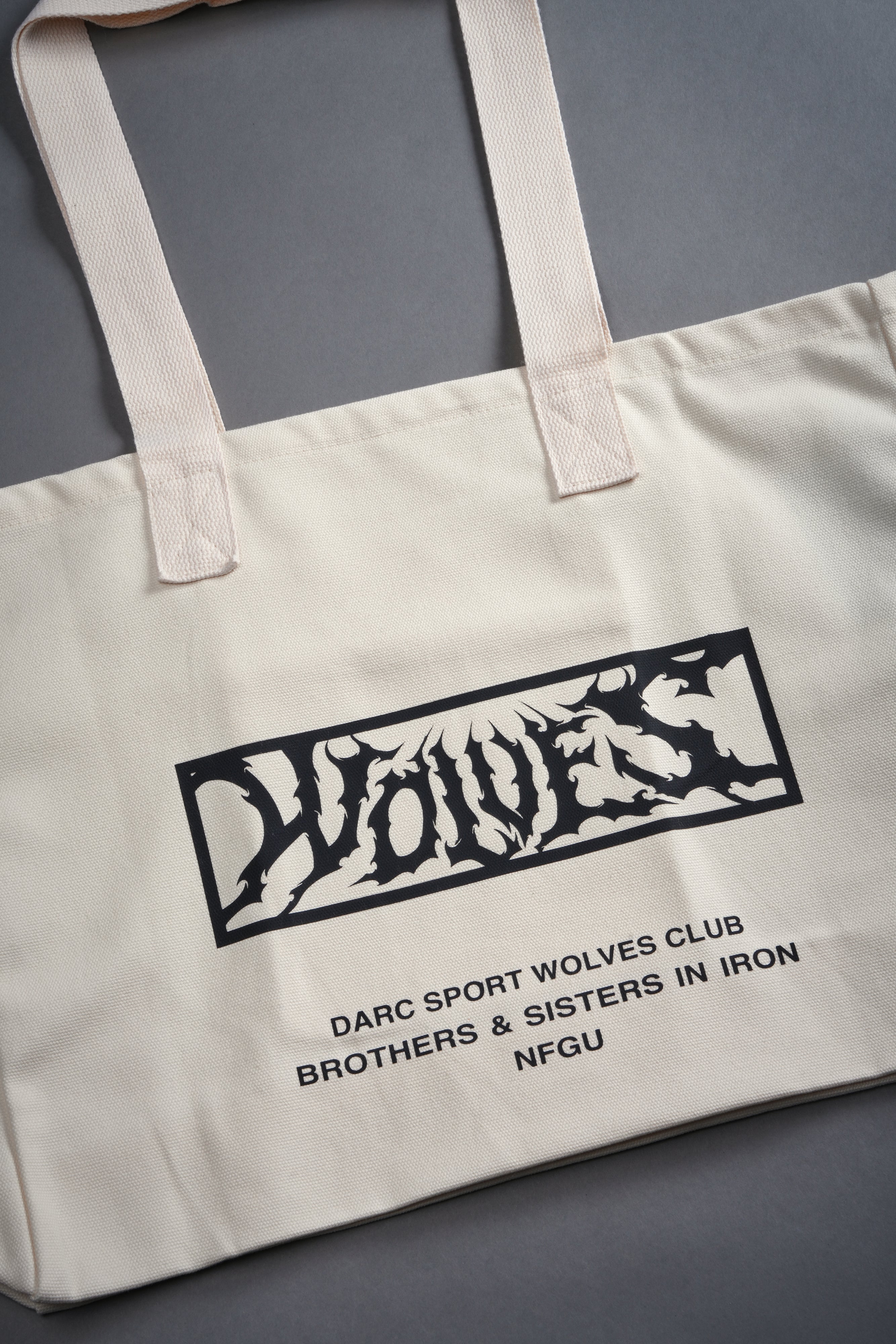 Shielded Heart Canvas Tote Bag in Cream — imagem 6