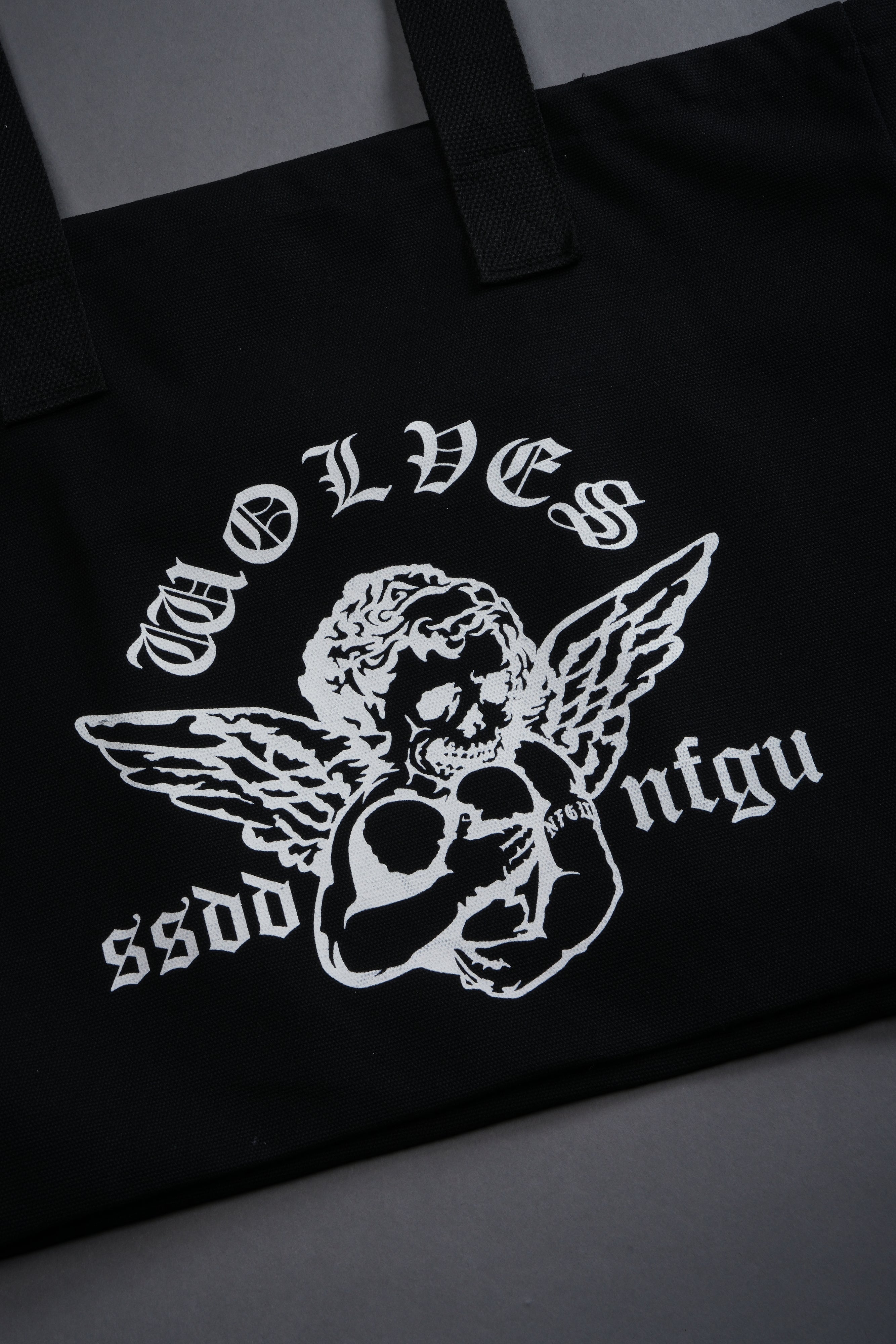 Shielded Heart Canvas Tote Bag in Black — imagem 4