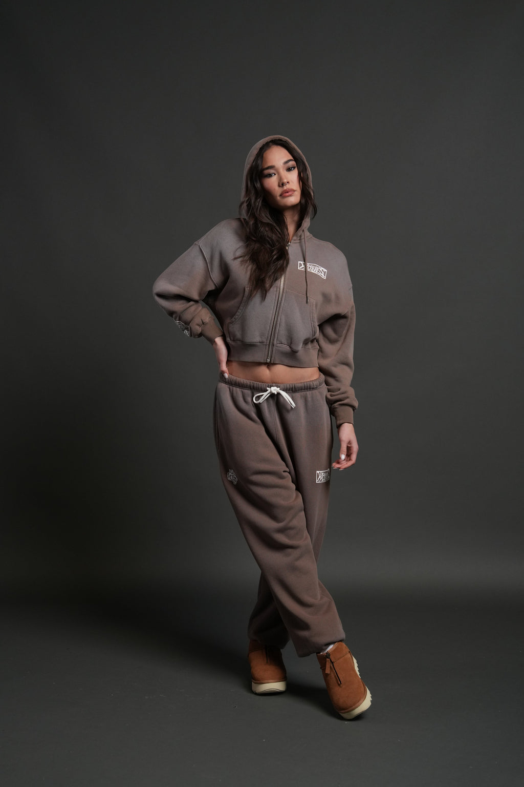 Midnight Wolves "Sage" Cropped Zip Hoodie in Mojave Brown Drift Wash — imagem 3
