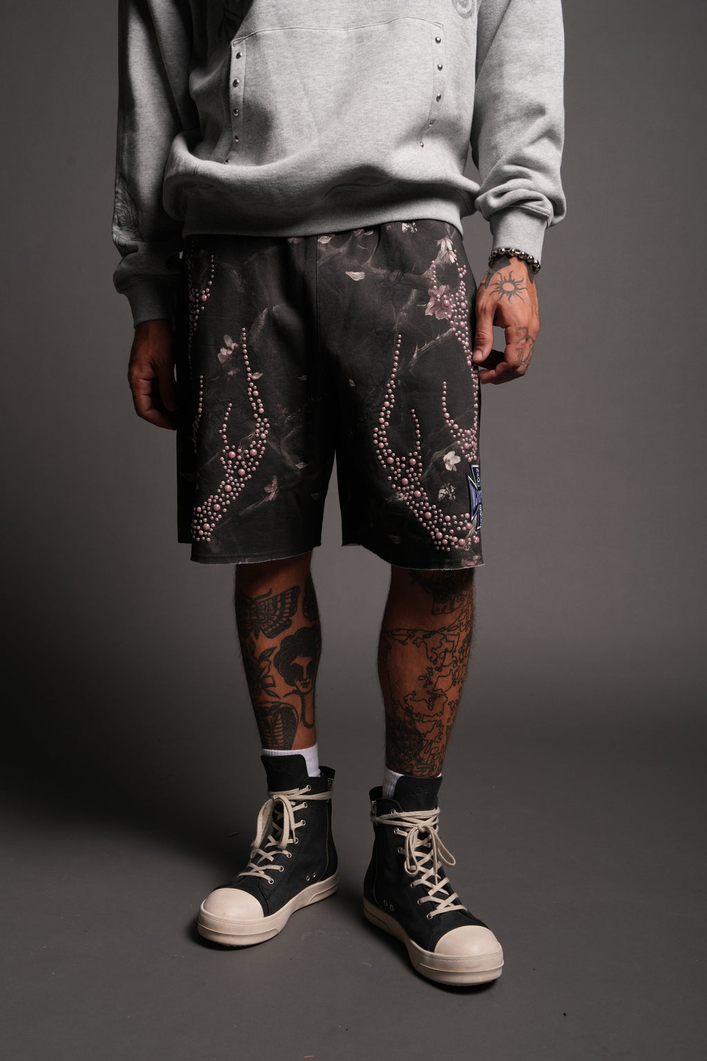 Midnight Bloom Raw Hem Oversized Post Lounge Sweat Shorts In All Of Us Camo - imagem 2