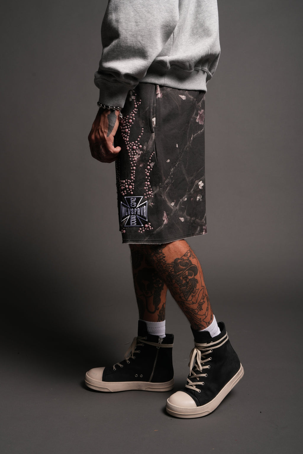 Midnight Bloom Raw Hem Oversized Post Lounge Sweat Shorts In All Of Us Camo - imagem 4
