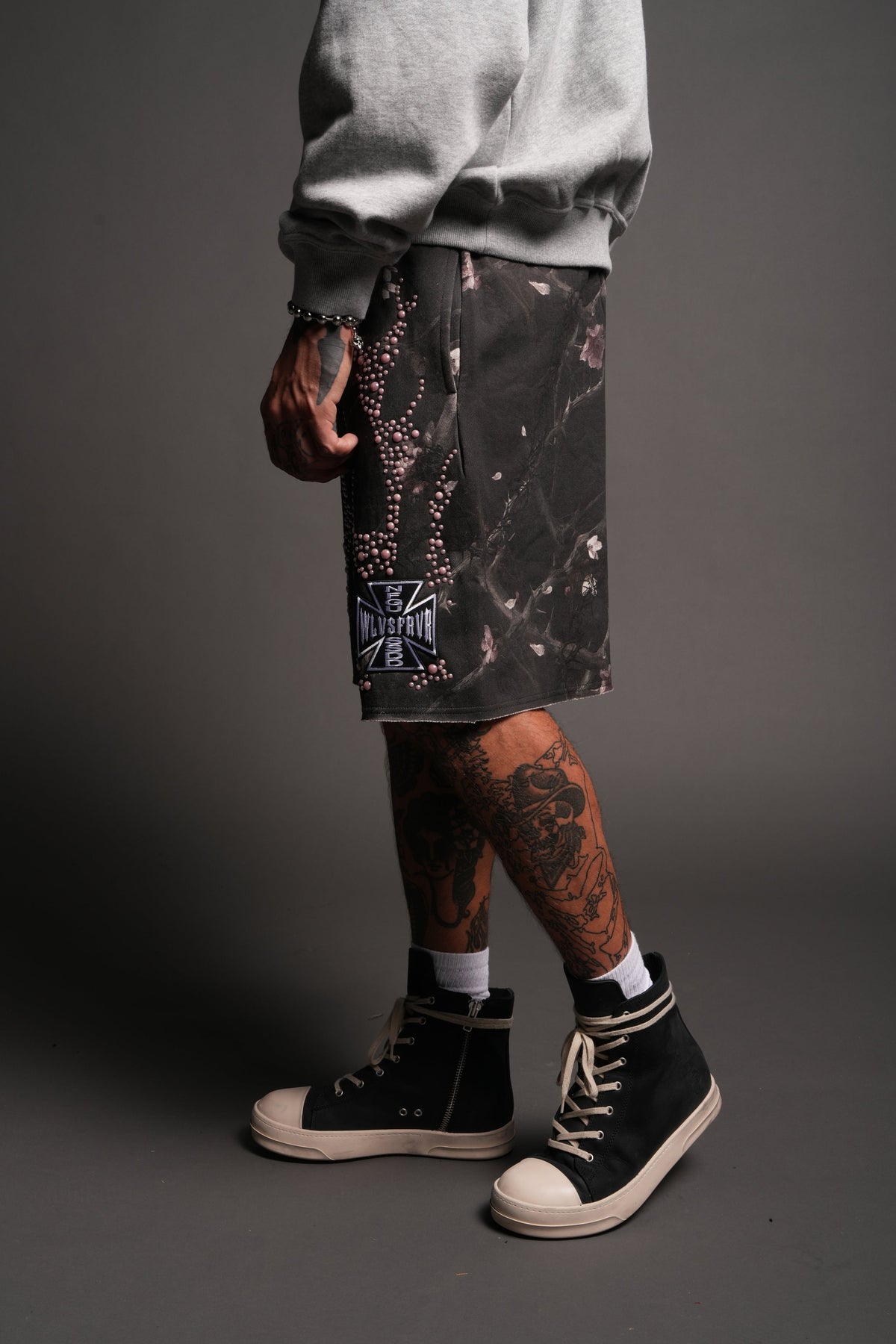 Midnight Bloom Raw Hem Oversized Post Lounge Sweat Shorts In All Of Us Camo - imagem 4