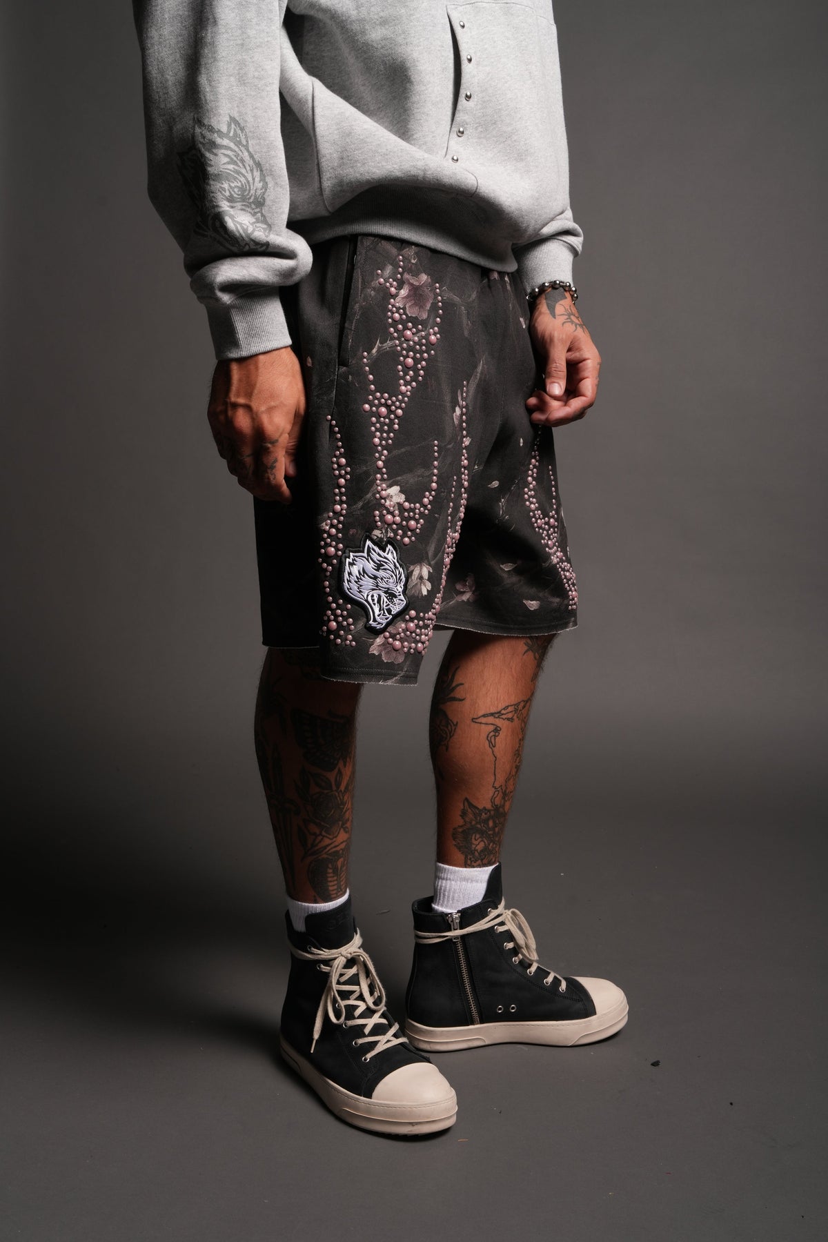 Midnight Bloom Raw Hem Oversized Post Lounge Sweat Shorts In All Of Us Camo - imagem 5