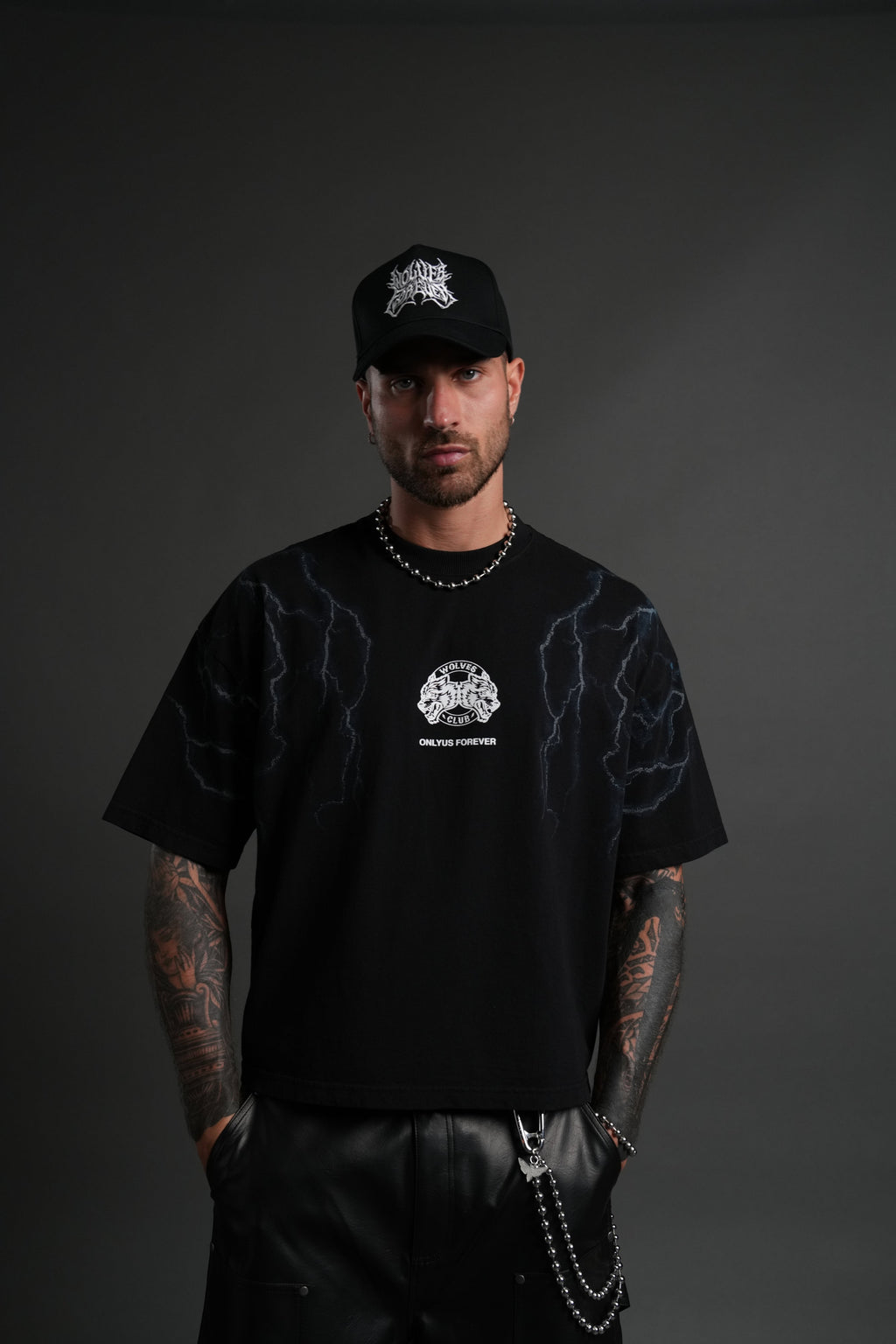 Lightning Strike Grunge "Box Cut" Tee in Black — imagem 2