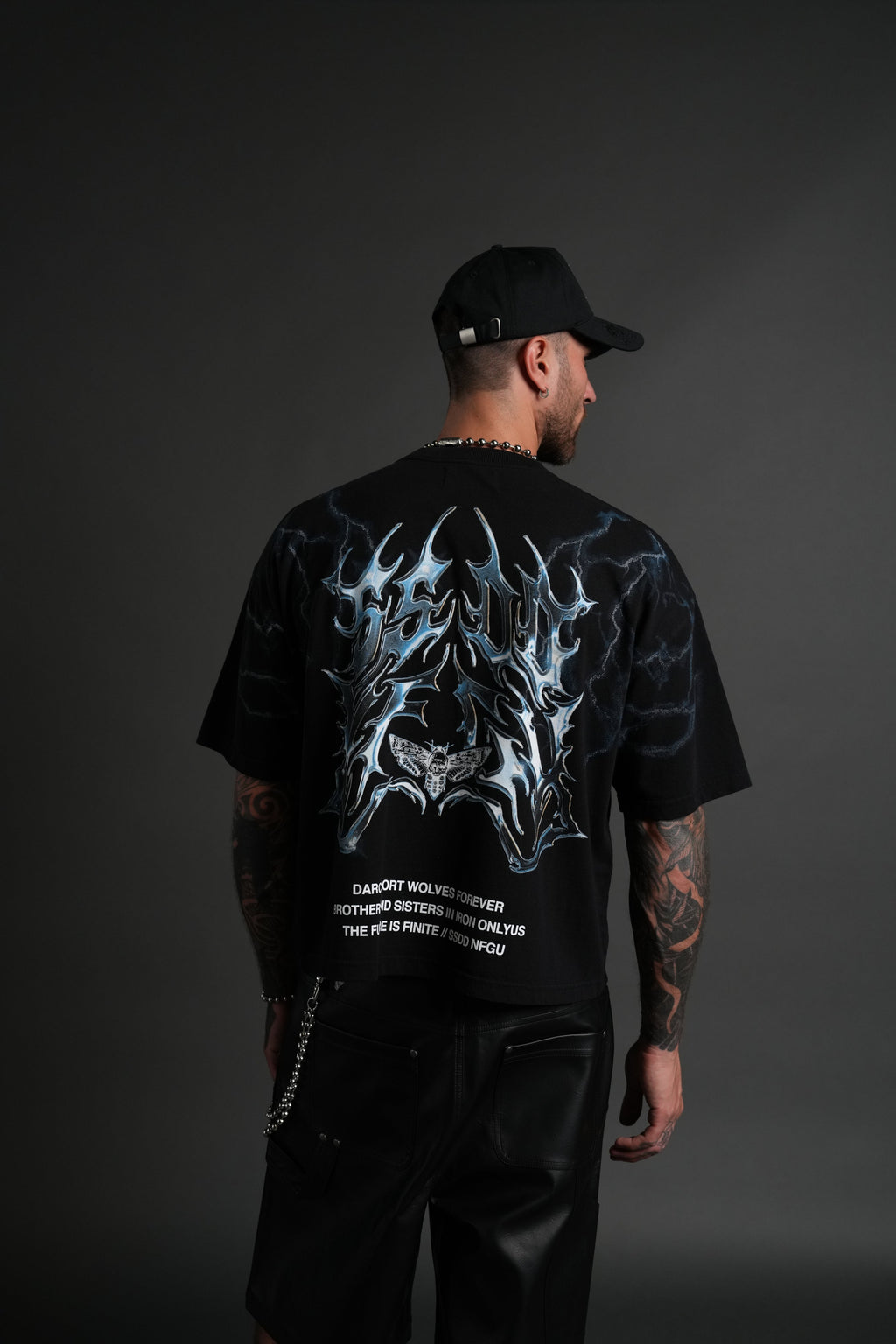 Lightning Strike Grunge "Box Cut" Tee in Black — imagem 4
